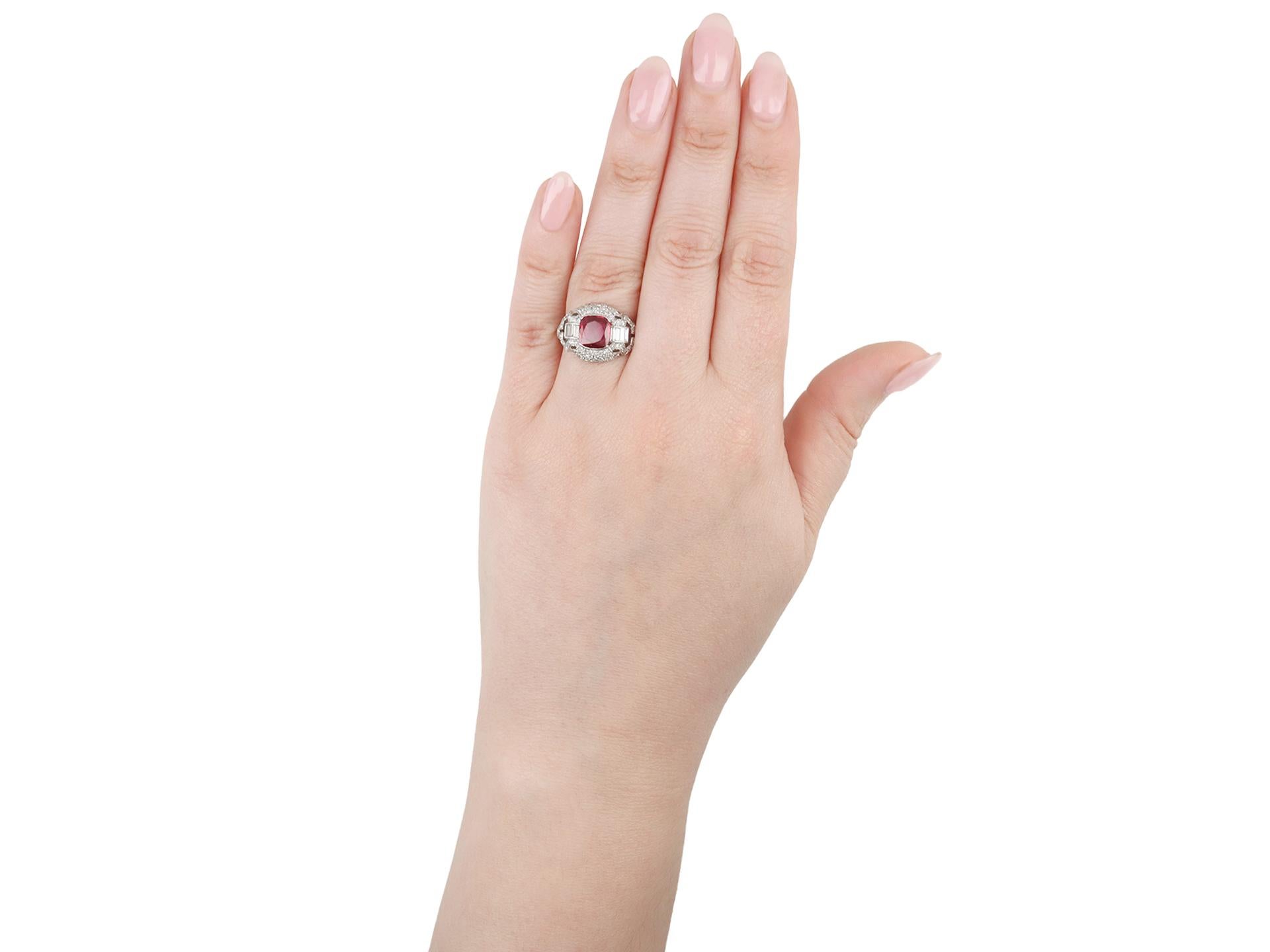 Taglio cuscino Tiffany & Co. Anello birmano con rubino e diamanti, americano, 1920 circa. in vendita