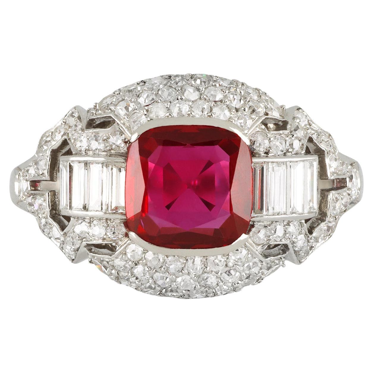 Tiffany & Co. Anello birmano con rubino e diamanti, americano, 1920 circa. in vendita