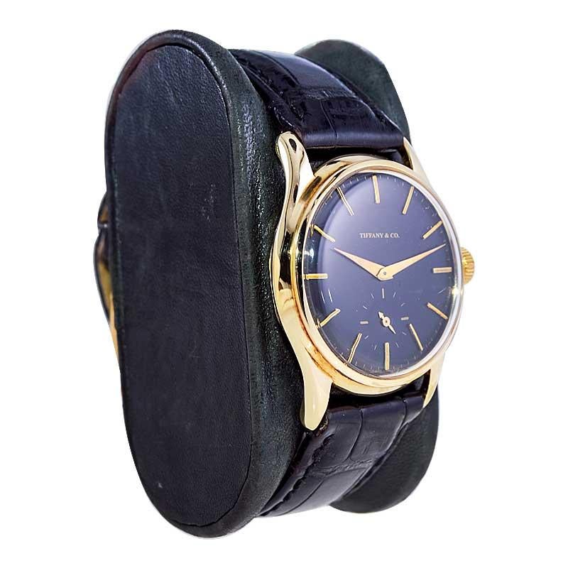 FABRIK/HAUS: Agassiz Watch Company für Tiffany & Company
STIL / REFERENZ: Rund / Schraube zurück Fall
METALL / MATERIAL: 14Kt. Massiv Gold 
CIRCA / JAHR: 1940er Jahre
ABMESSUNGEN / GRÖSSE: Länge 38mm X Durchmesser 32mm
UHRWERK / KALIBER: Handaufzug