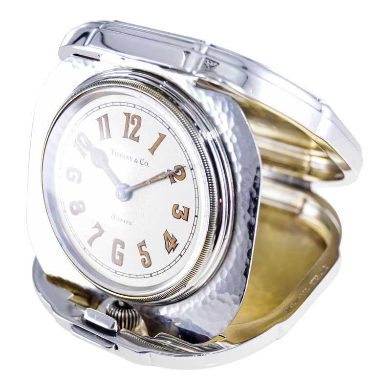 Tiffany & Co. von Concord Sterlingsilber Art Deco handgehämmerte 8-Tage-Uhr 1930 für Damen oder Herren im Angebot