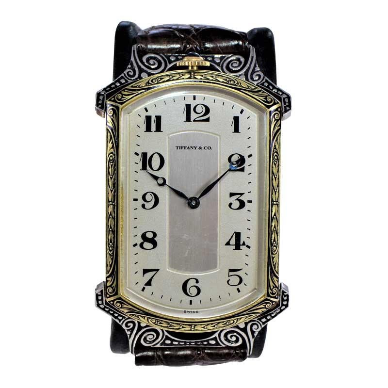 FABRIK / HAUS: Tiffany & Co by Doxa Watch Company of Switzerland
STIL / REFERENZ: Art Deco Uhr in Übergröße
METALL / MATERIAL: 14Kt. Zweifarbiges Gelb- und Weißgold 
CIRCA / JAHR: 1930er Jahre
ABMESSUNGEN / GRÖSSE: Länge 65mm x Breite 37mm
UHRWERK /