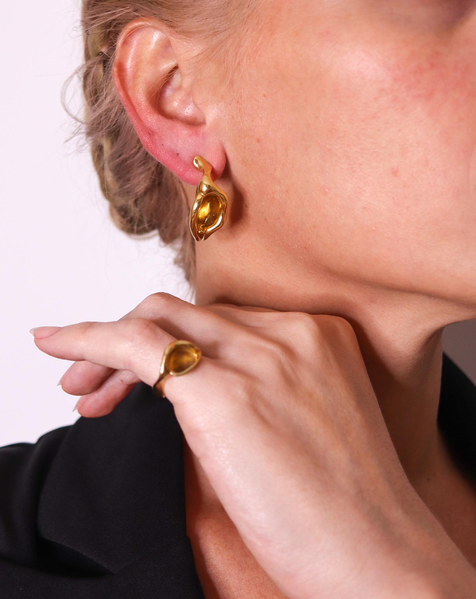 Skulpturale Lilien-Ohrringe, entworfen von Elsa Peretti (1940-2021) für Tiffany & Co.

Dieses skulpturale Paar Ohrringe wurde von Peretti für Tiffany entworfen, etwa Ende der 1970er Jahre. Sie sind aus massivem 18-karätigem Gelbgold gefertigt und