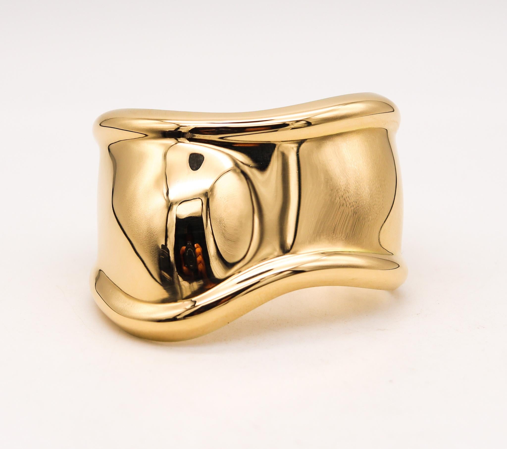 Small right bone cuff designed by Elsa Peretti (1940-2021) for Tiffany & Co.

This sculptural cuff is one of the most iconic designs, created by Peretti for the Tiffany studios and from the 20th century. This open side cuff model was originally