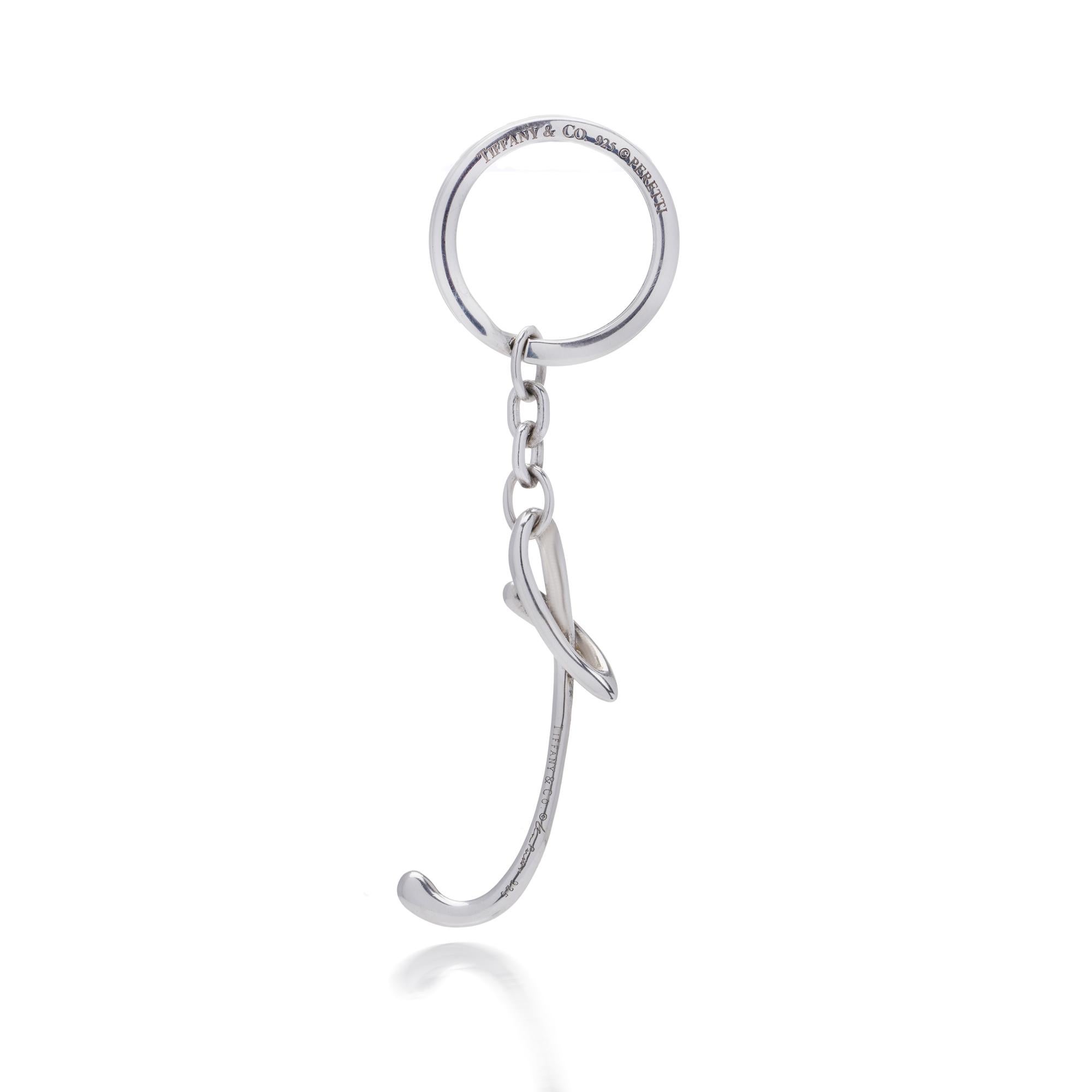 Tiffany & Co. by Elsa Peretti for Tiffany & Co. in argento 925. 

La forma del portachiavi è semplice e funzionale, con un anello circolare nella parte superiore per contenere le chiavi, collegato a una catena robusta e corta.
All'estremità della