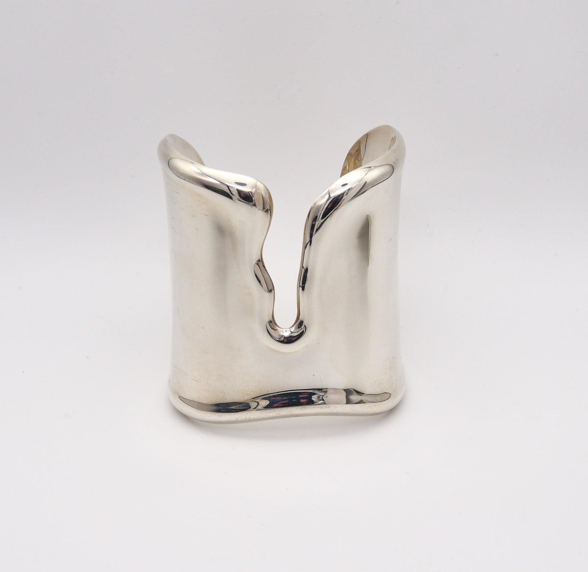 Vintage left Bone cuff designed by Elsa Peretti (1940-2021) for Tiffany & Co.

This sculptural cuff is one of the most iconic designs of the 20th century. This model was originally created in the 1970's by Elsa Peretti for Tiffany & Co. It was