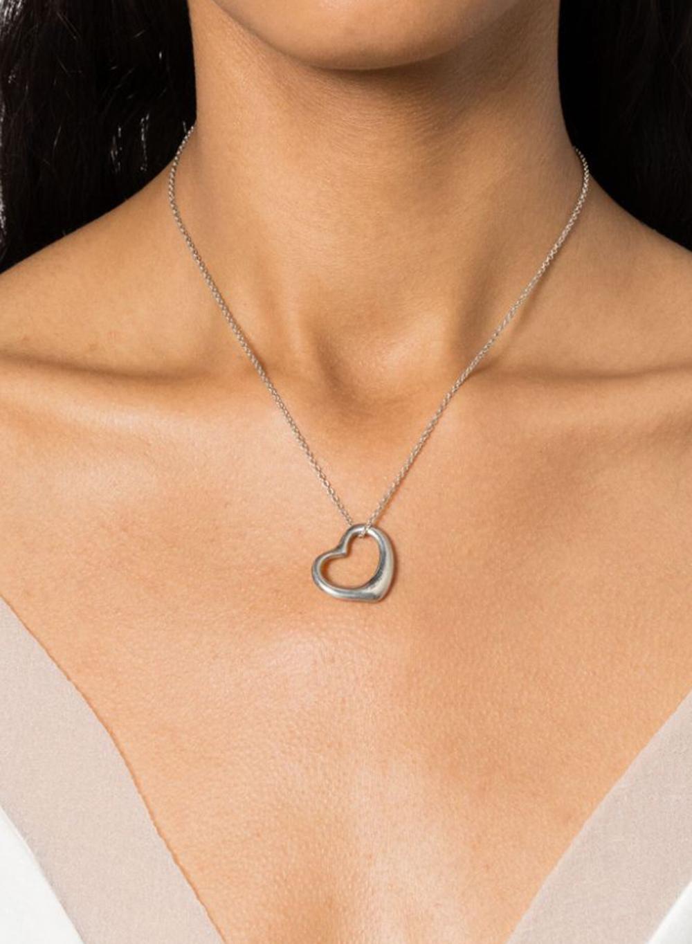 Tiffany & co by Elsa Perreti Open Heart Silver Sterling Necklace In Good Condition For Sale In Paris, FR