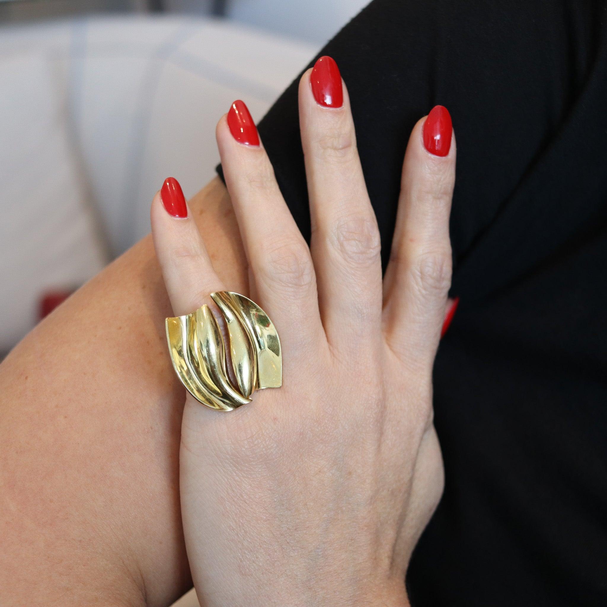 Sculptural ring designed by Frank Gehry for Tiffany & Co.

This is a fantastic sculptural piece of jewelry, from the ultimate Frank Gehry collection created in New York for Tiffany & Co. This one-of-a-kind ring is part of a very limited edition