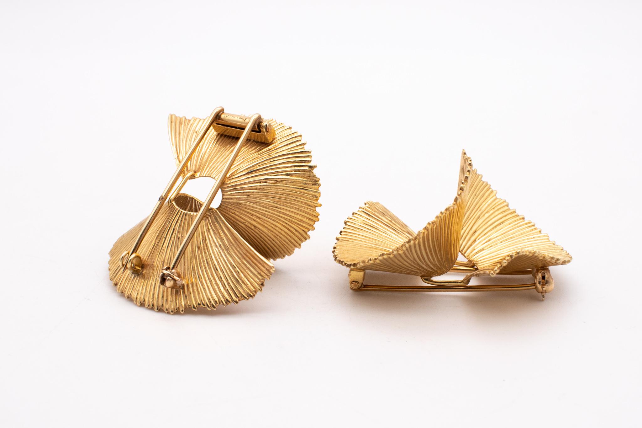 Tiffany Co by George Schuler 1940 Pair of Retro Clips Brooches 14kt Yellow Gold In Excellent Condition For Sale In Miami, FL