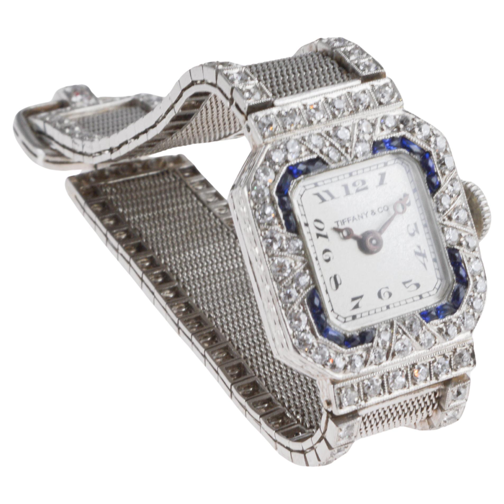 FABBRICA / CASA: Haas Neveux & Co. per Tiffany & Co.
STILE / RIFERIMENTO: Art Deco / Orologio da sera
METALLO / MATERIALE: Platino / Diamante e Zaffiro
CIRCA / ANNO: 1920
DIMENSIONI: Lunghezza 18 mm X Larghezza 18 mm
MOVIMENTO / CALIBRO: Carica