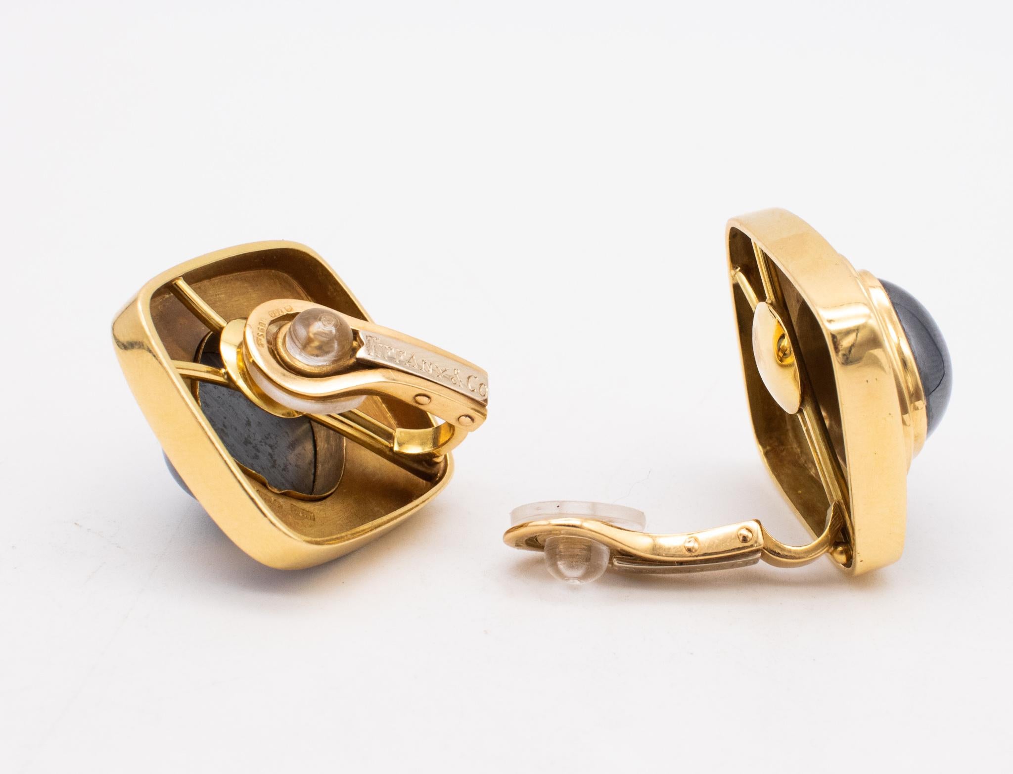 Rétro Tiffany Co. par Leo De Vroomen Paire de clips d'oreilles émaillés en or 18 carats et hématite en vente