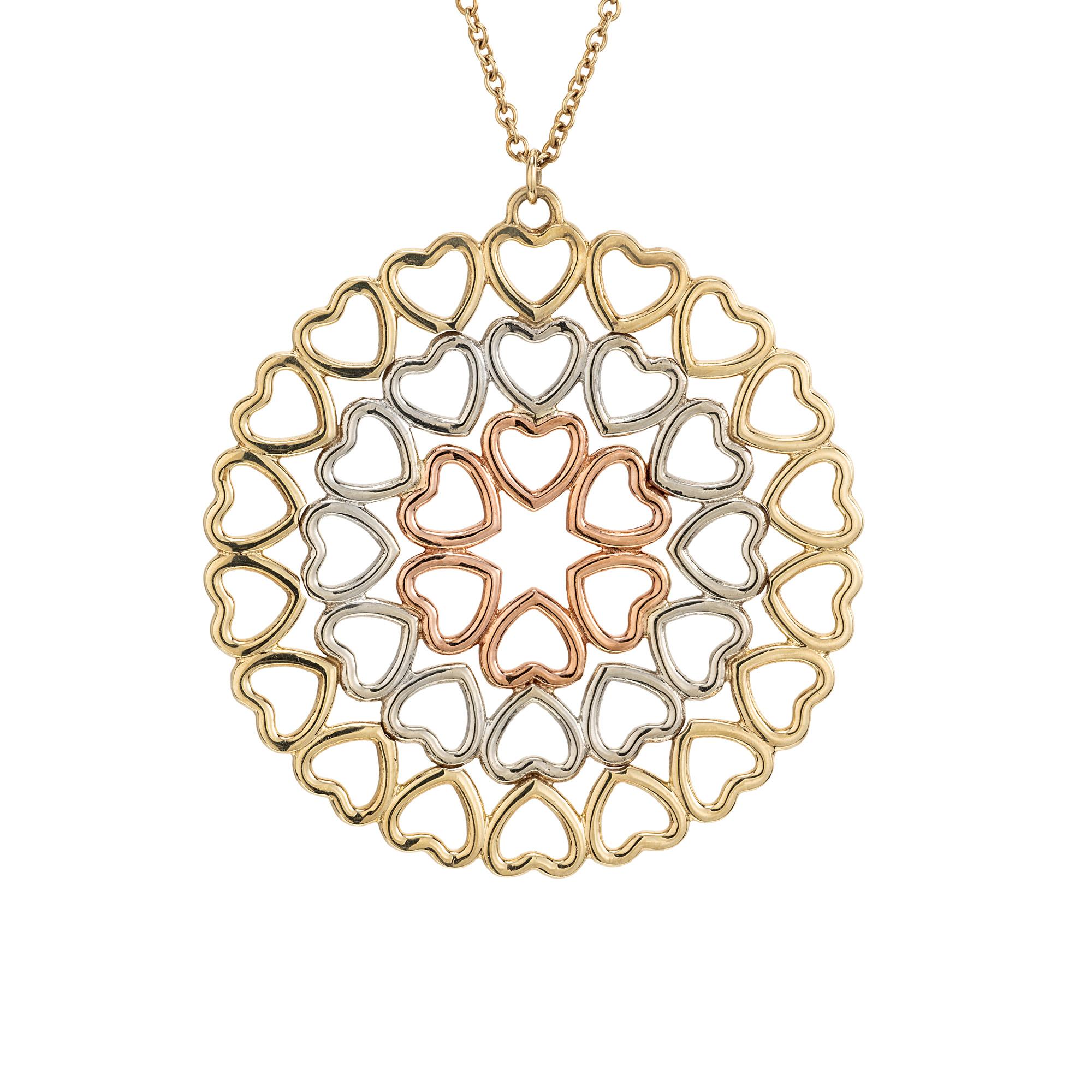Le collier à médaillon couronne de cœurs en or 18 carats de Tiffany & Co. by Pablo Picasso est un chef-d'œuvre exquis qui capture l'art visionnaire de Picasso, infusé dans l'élégance emblématique de Tiffany. Ce collier pendentif, qui présente un