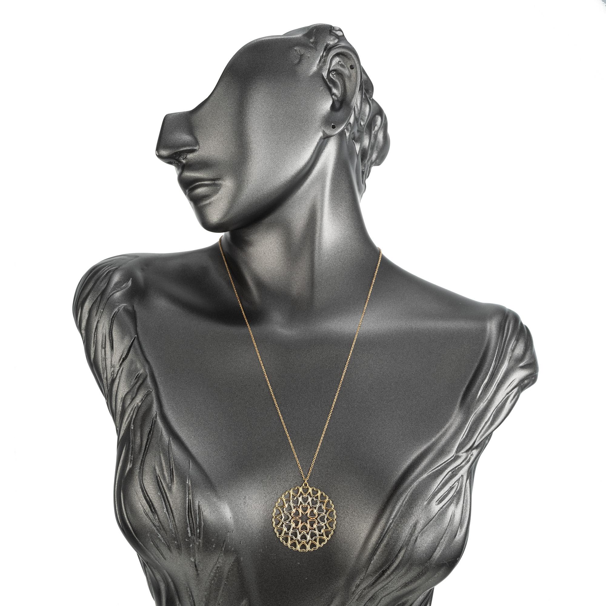 Collier à pendentif couronne de cœurs en or tricolore de Tiffany & Co. by Pablo Picasso en vente 3