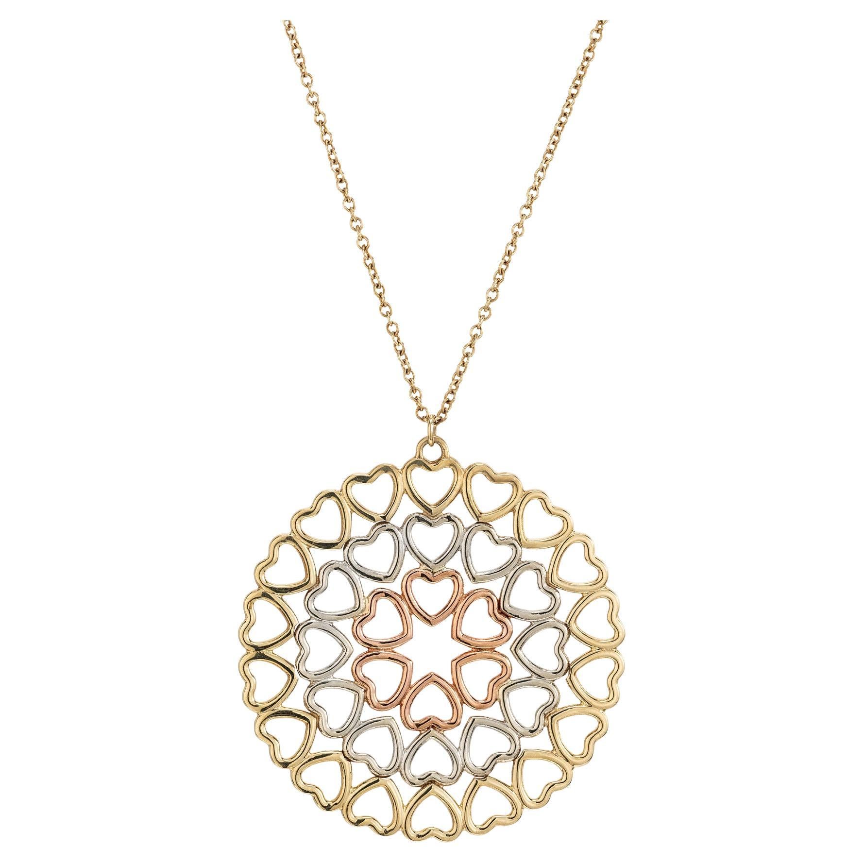 Collier à pendentif couronne de cœurs en or tricolore de Tiffany & Co. by Pablo Picasso en vente