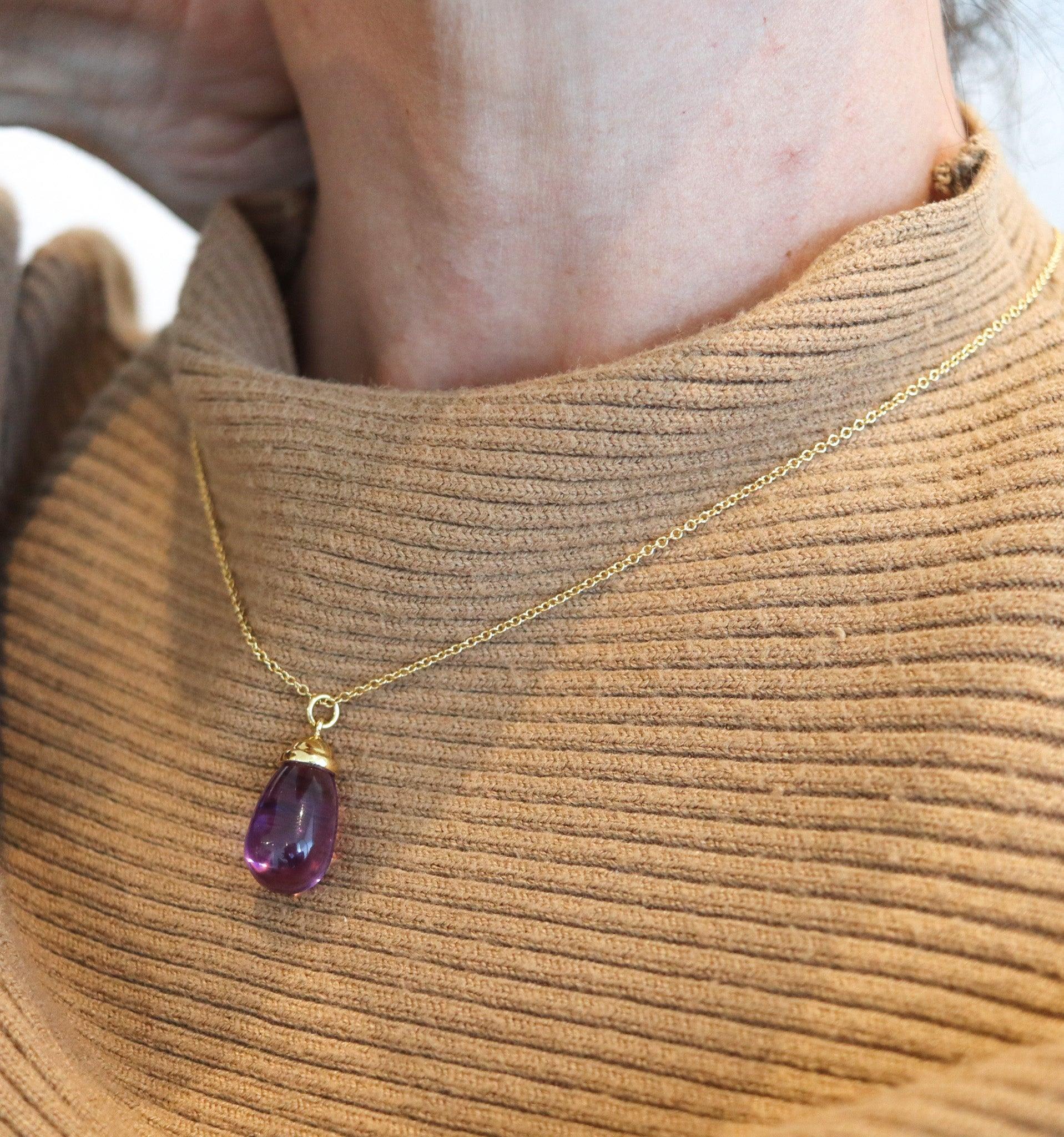 Necklace pendant designed by Paloma Picasso for Tiffany & Co.

This is a vintage necklace chain created in New York City by Paloma Picasso for Tiffany & Co., back in the 1990. This dangle drop necklace-pendant has been crafted in solid yellow gold