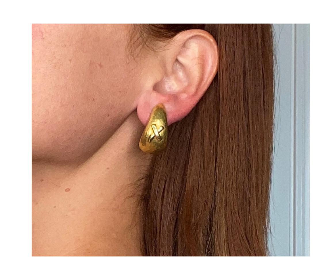 Tiffany & Co. by Paloma Picasso Pair of Graffiti Earrings in Hammered 18Kt Gold In Excellent Condition For Sale In Miami, FL