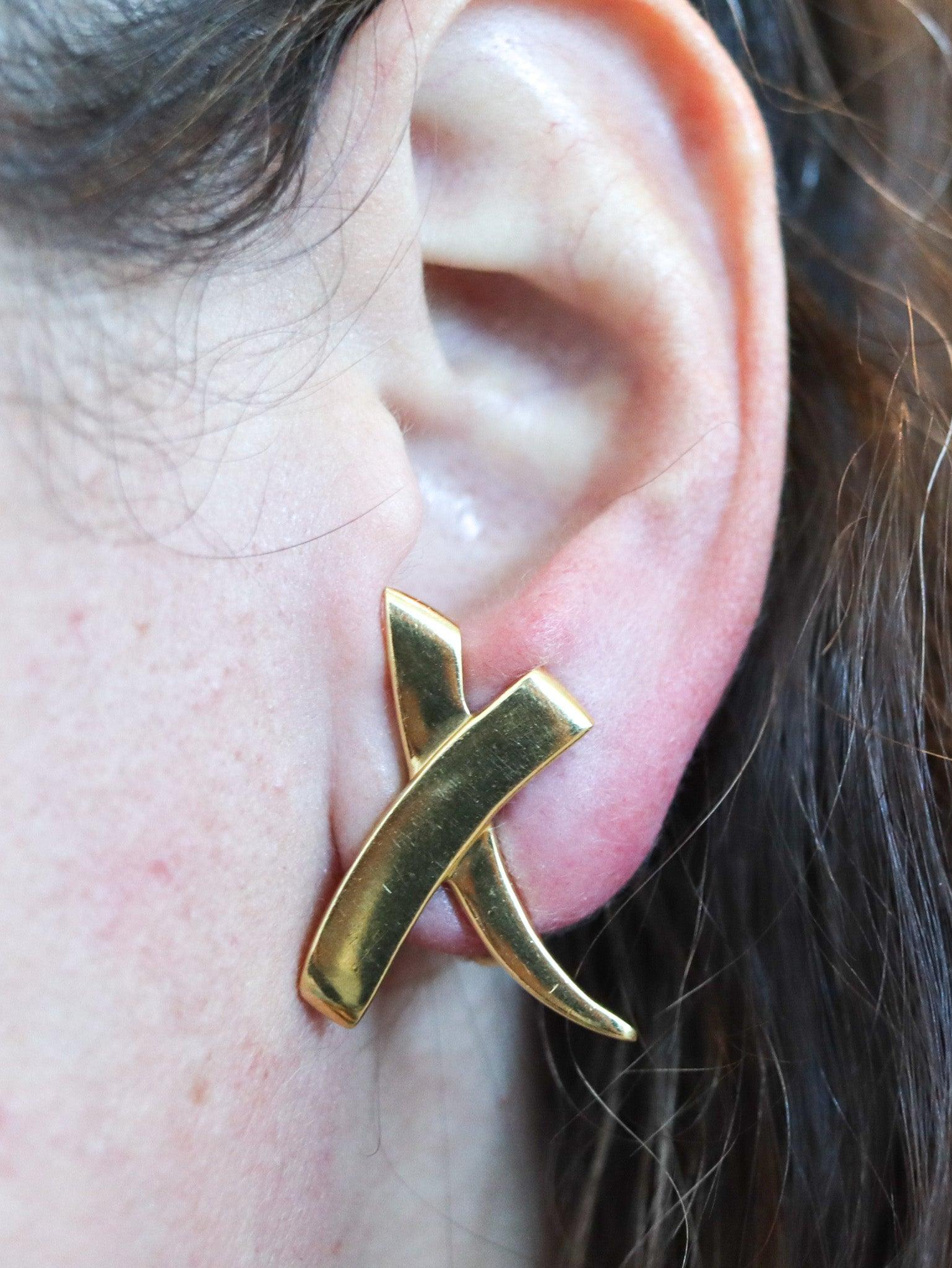 Graffiti earrings designed by Paloma Picasso for Tiffany & Co.

This extra large pair of clips-on earrings, was created in New York city by Paloma Picasso for Tiffany & Co., back in the 1988. The earrings are part of the Graffiti X collection