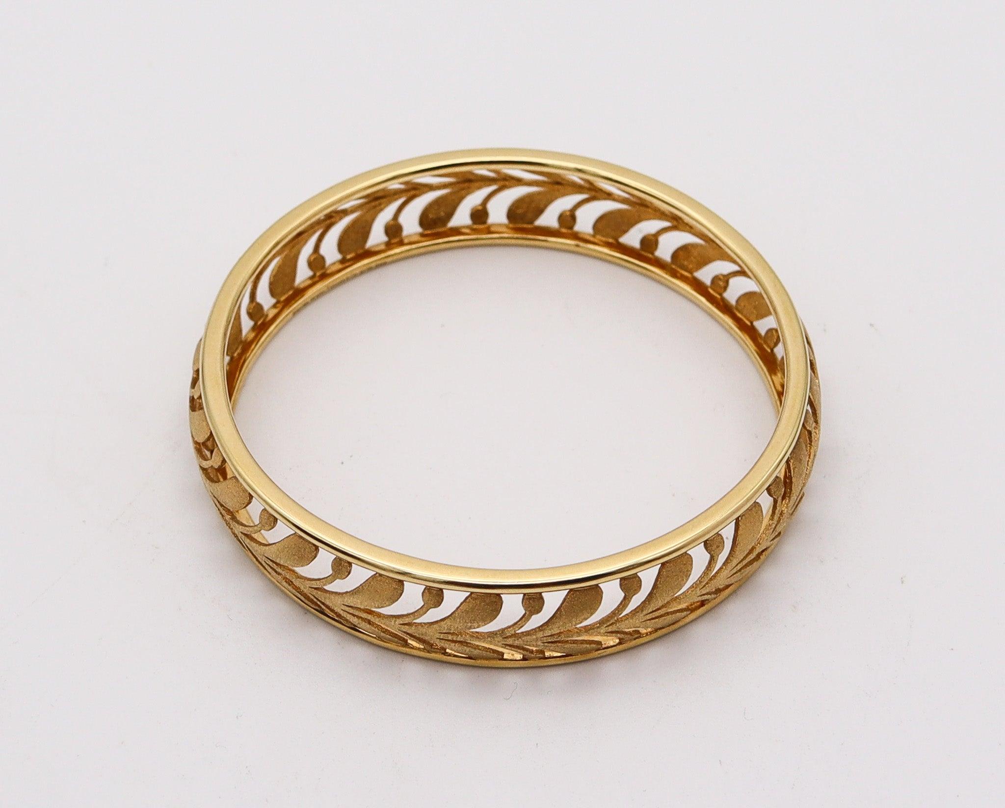 Modernist TIFFANY & CO. By Paloma Picasso Villa Palms Leaf Bangle In 18Kt Yellow Gold For Sale