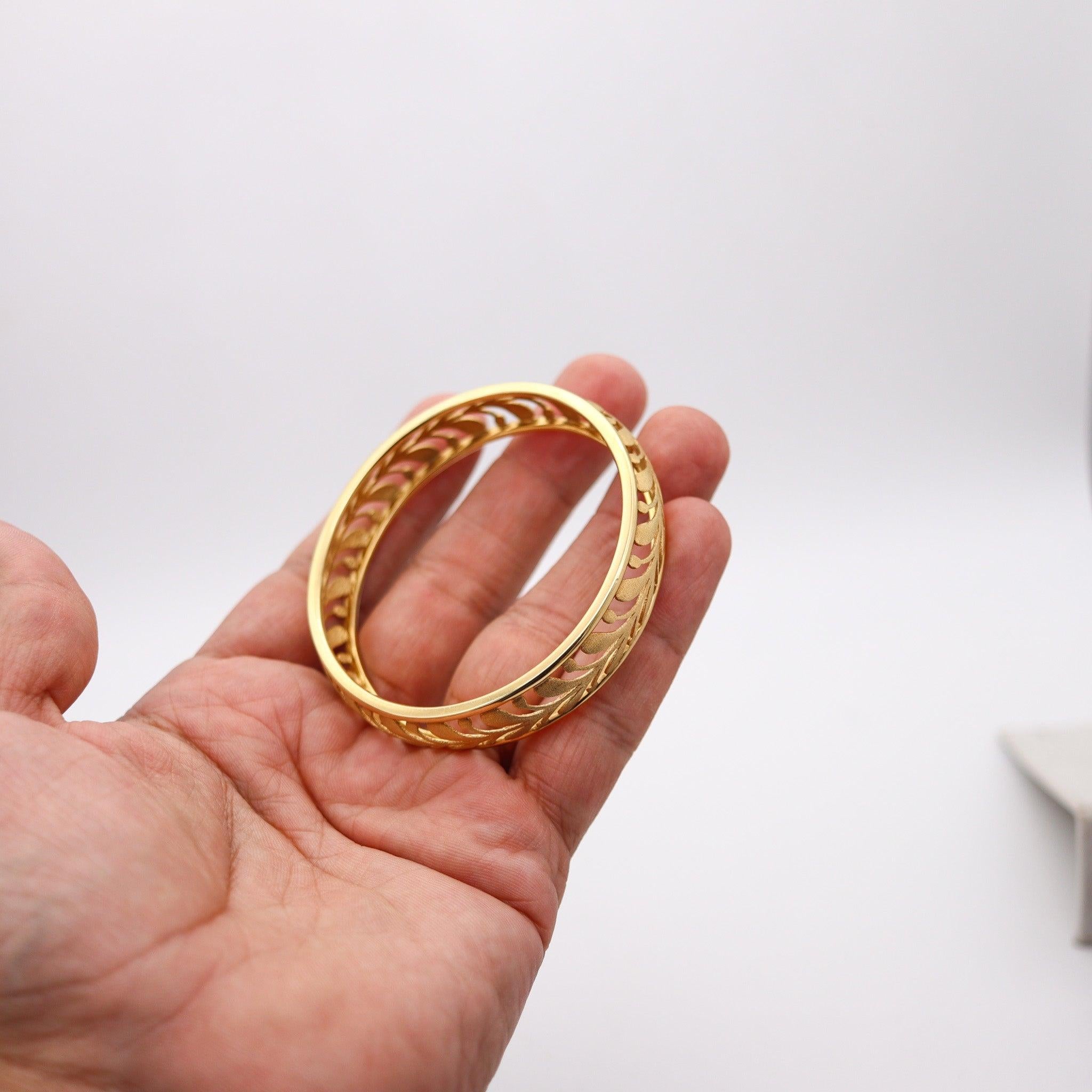 TIFFANY & CO. By Paloma Picasso Villa Palms Leaf Bangle In 18Kt Yellow Gold In Excellent Condition For Sale In Miami, FL