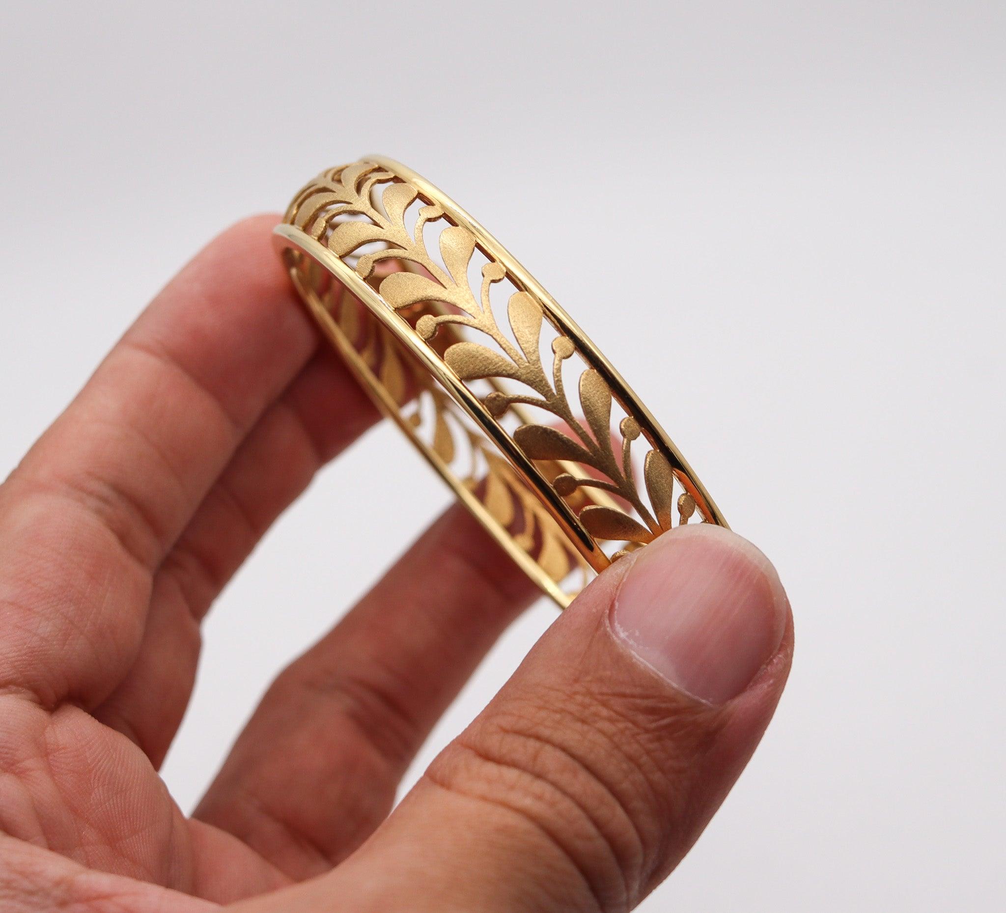TIFFANY & CO. By Paloma Picasso Villa Palms Leaf Bangle In 18Kt Yellow Gold For Sale 1