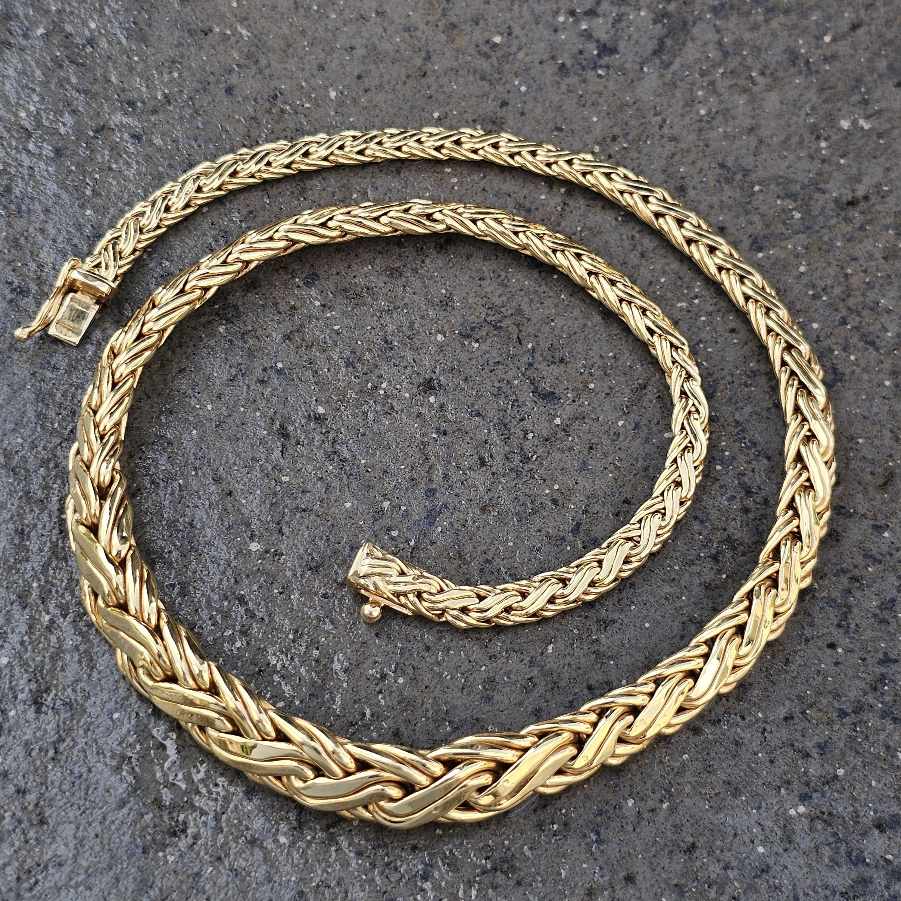 Améliorez votre collection avec cette exquise pièce de Tiffany & Co. Collier en chaîne byzantine. Réalisée en or 18 carats, cette pièce présente un motif complexe et entrelacé qui respire l'élégance et la sophistication. Les motifs complexes du