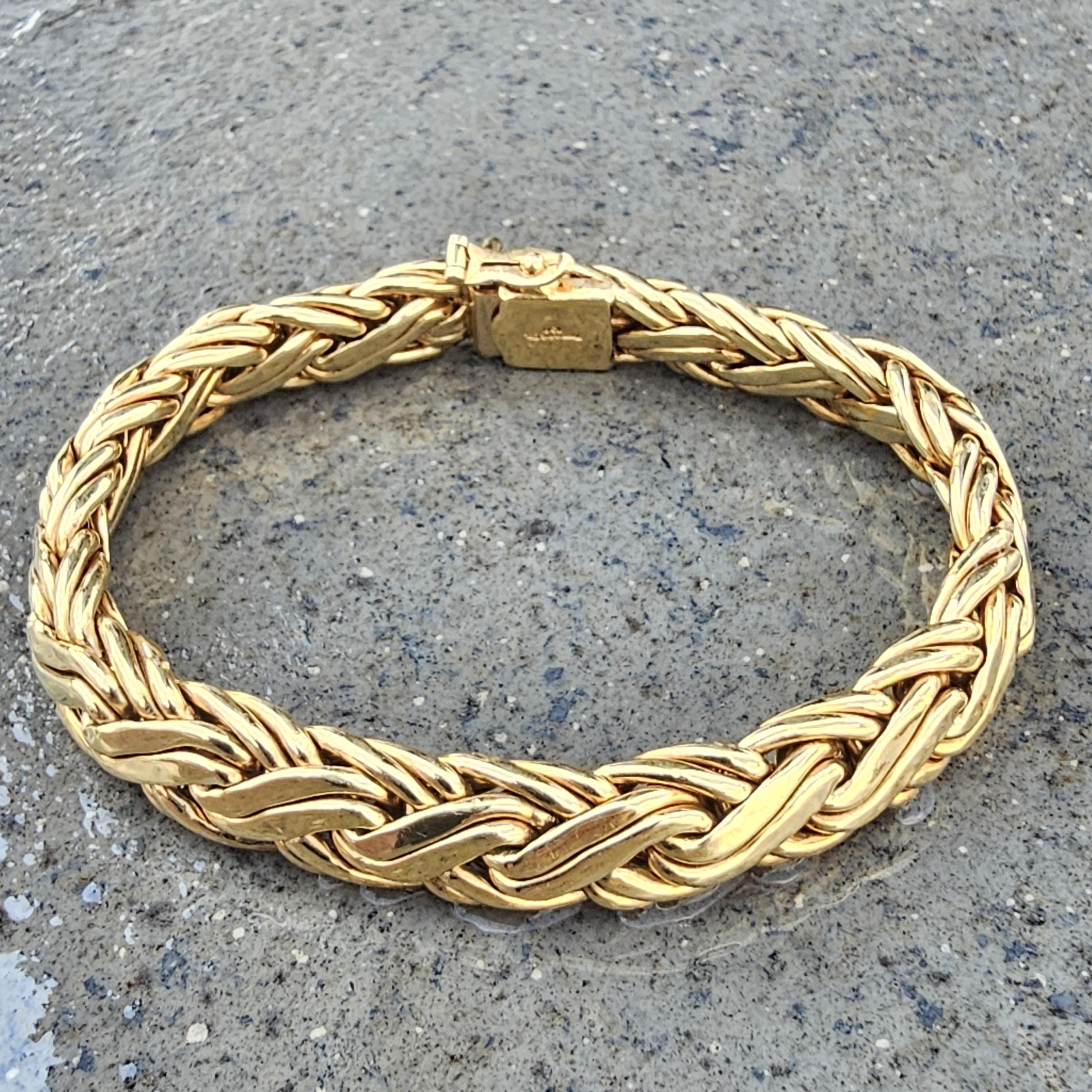 Nous avons ici une pièce de Tiffany & Co. Bracelet byzantin en or jaune 18 carats. Cette pièce exquise présente un magnifique motif tissé complexe, incarnant l'élégance et la sophistication. Ce bracelet a un poids substantiel très solide de plus