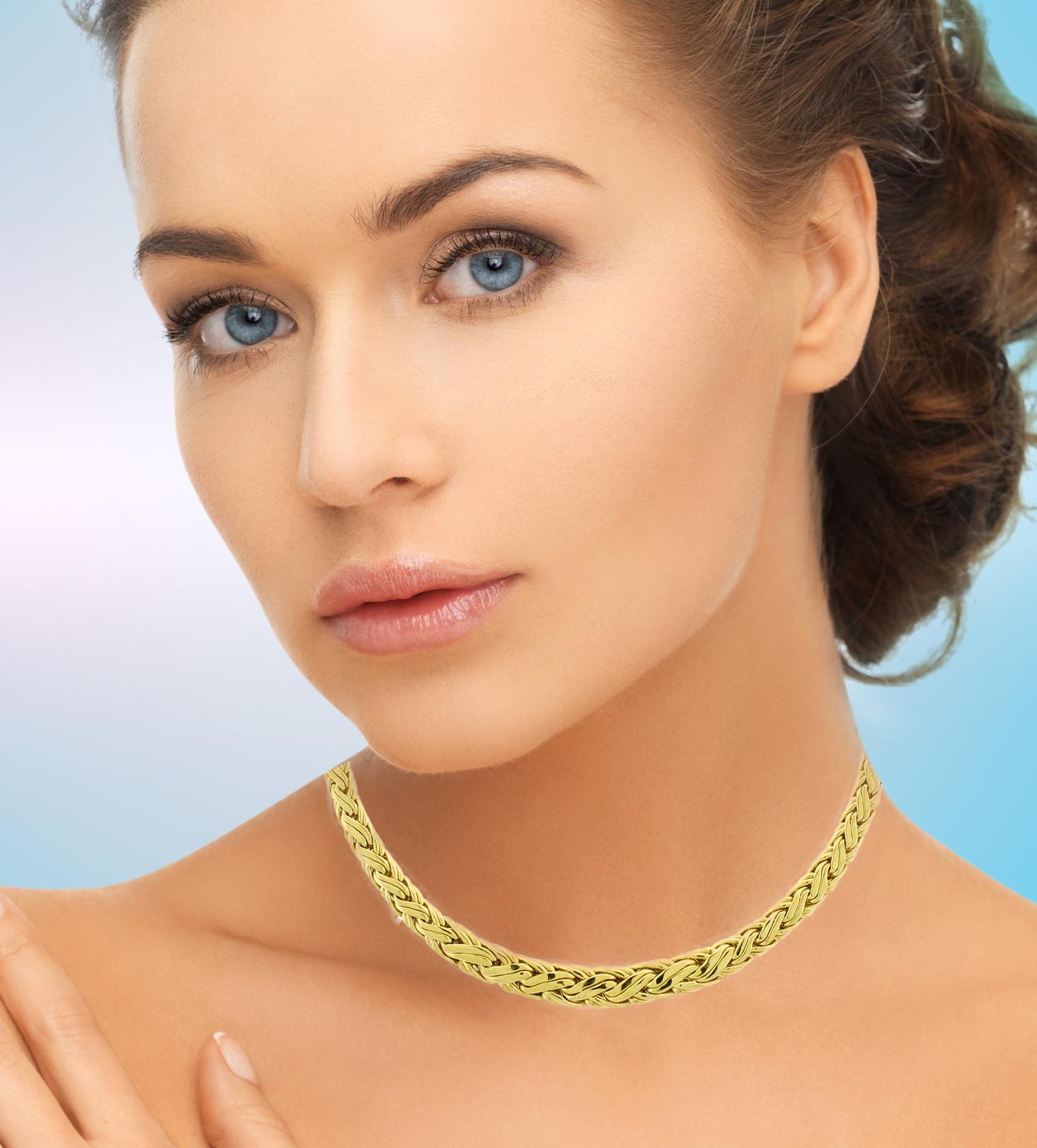 Élégante et intemporelle, cette authentique pièce de Tiffany & Co. Le collier Byzantine Weave est réalisé en or jaune 14 carats luxueux. Doté d'une conception tissée sophistiquée et graduée, le motif complexe met en valeur la signature artisanale de
