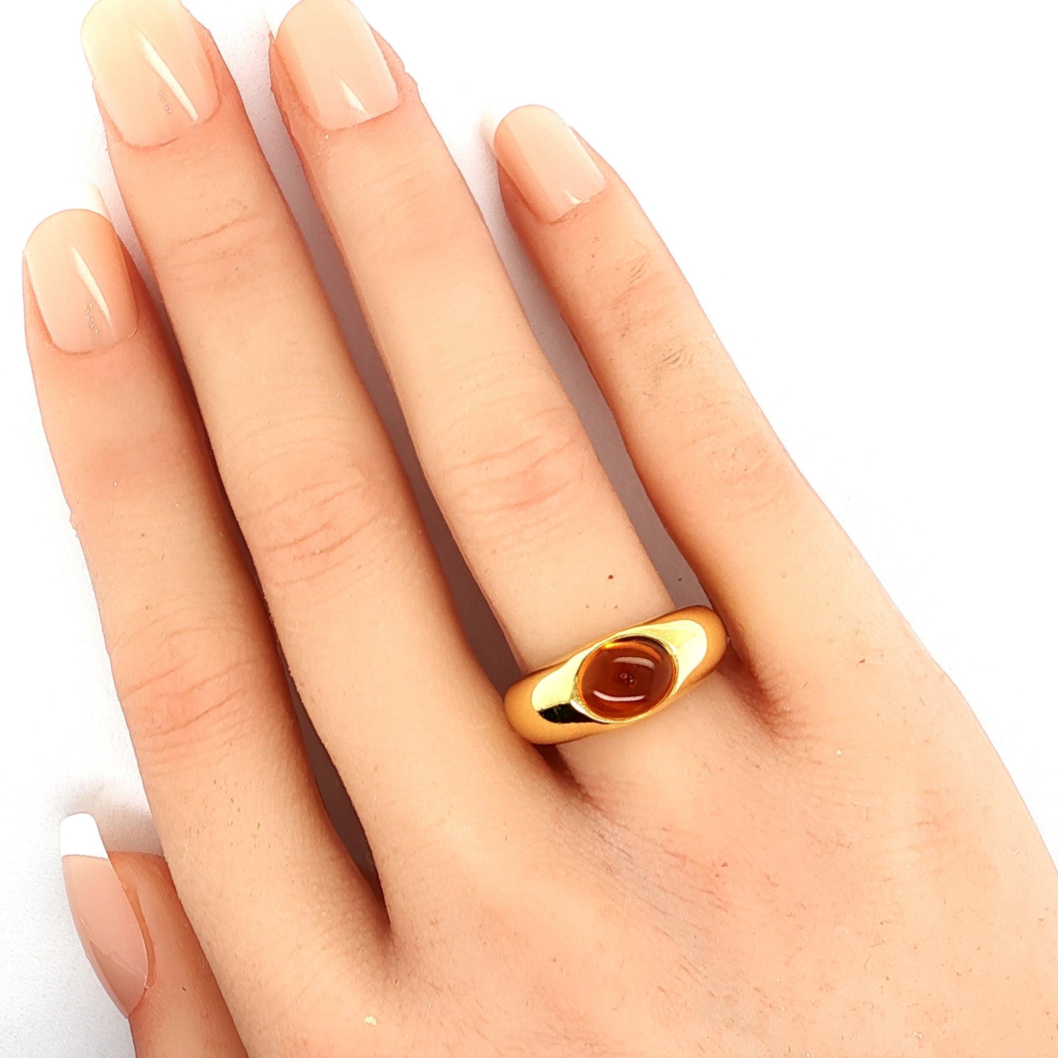 Fabriquée par l'emblématique maison Tiffany & Co, cette bague à cabochon de citrine témoigne de l'élégance et de la finesse de l'artisanat. Serti dans de l'or jaune 18 carats, le design en forme de dôme enveloppe gracieusement la pierre de citrine