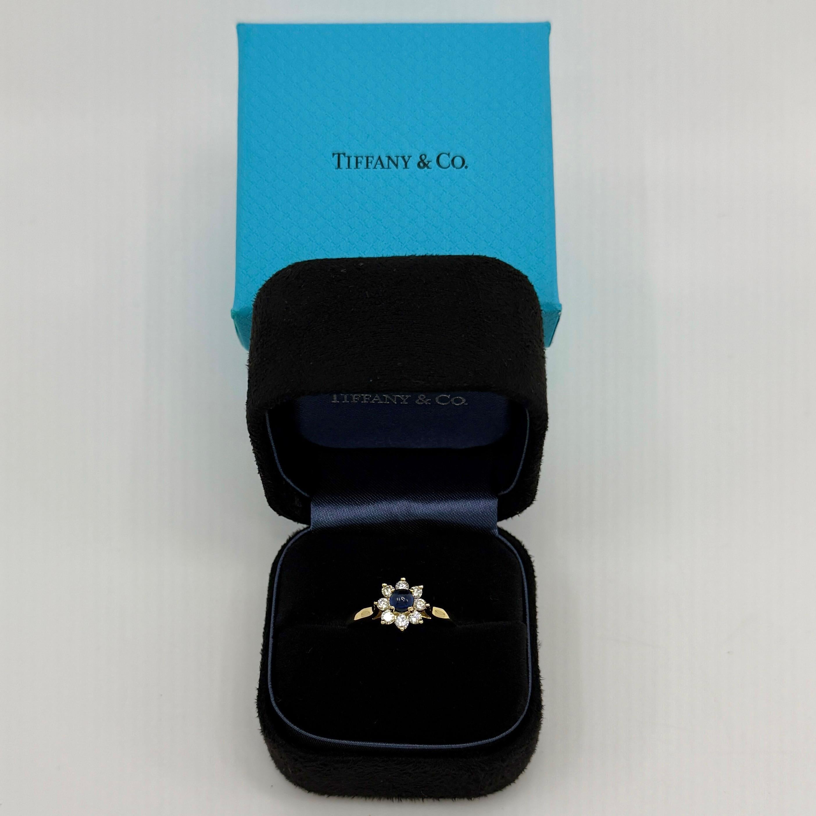 Tiffany & Co. d'epoca. Anello con zaffiro tondo naturale cabochon e diamante in oro giallo 18 carati con fiore 
