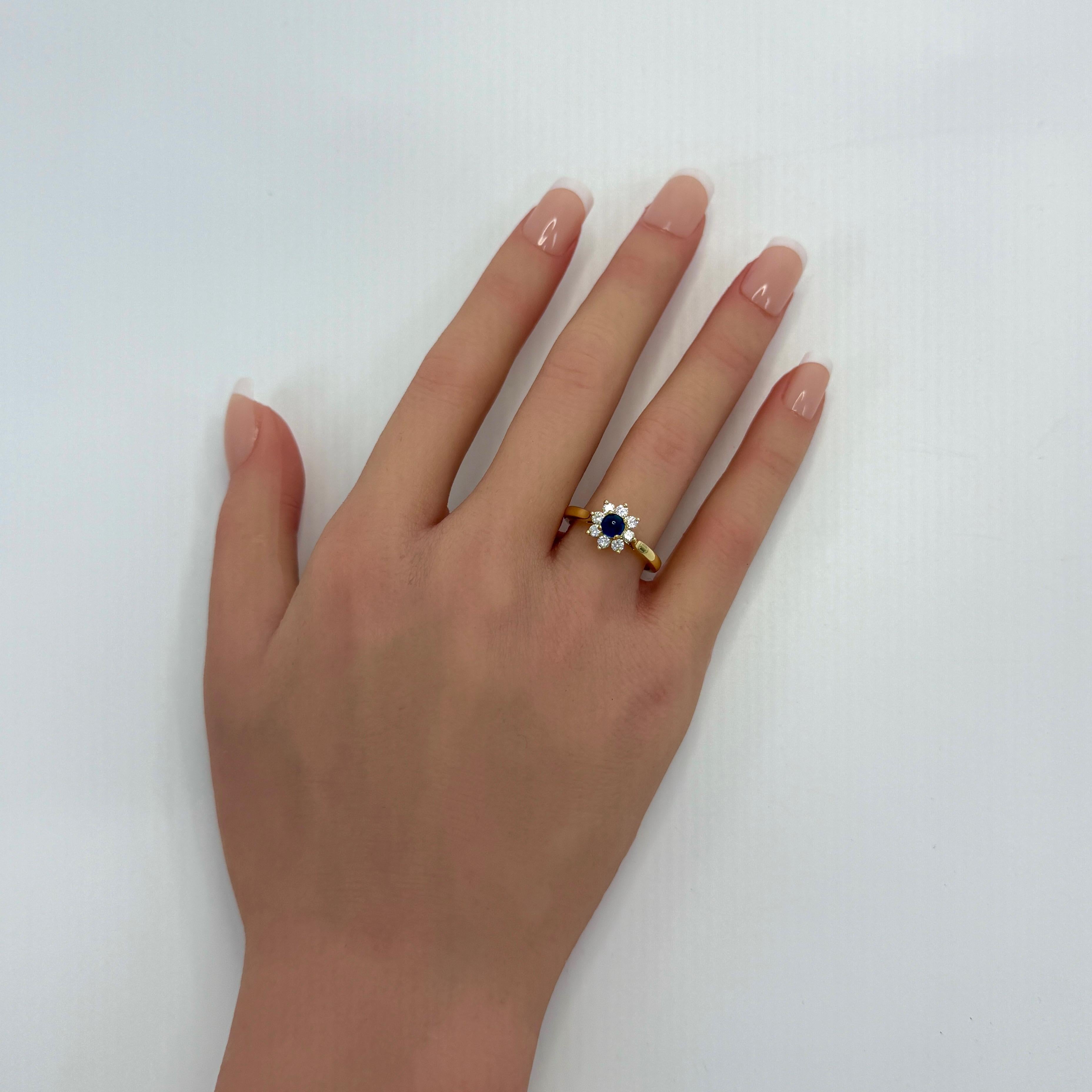 Tiffany & Co. Anello a fiore con zaffiro rotondo cabochon e diamante in oro 18 ct. in vendita 4