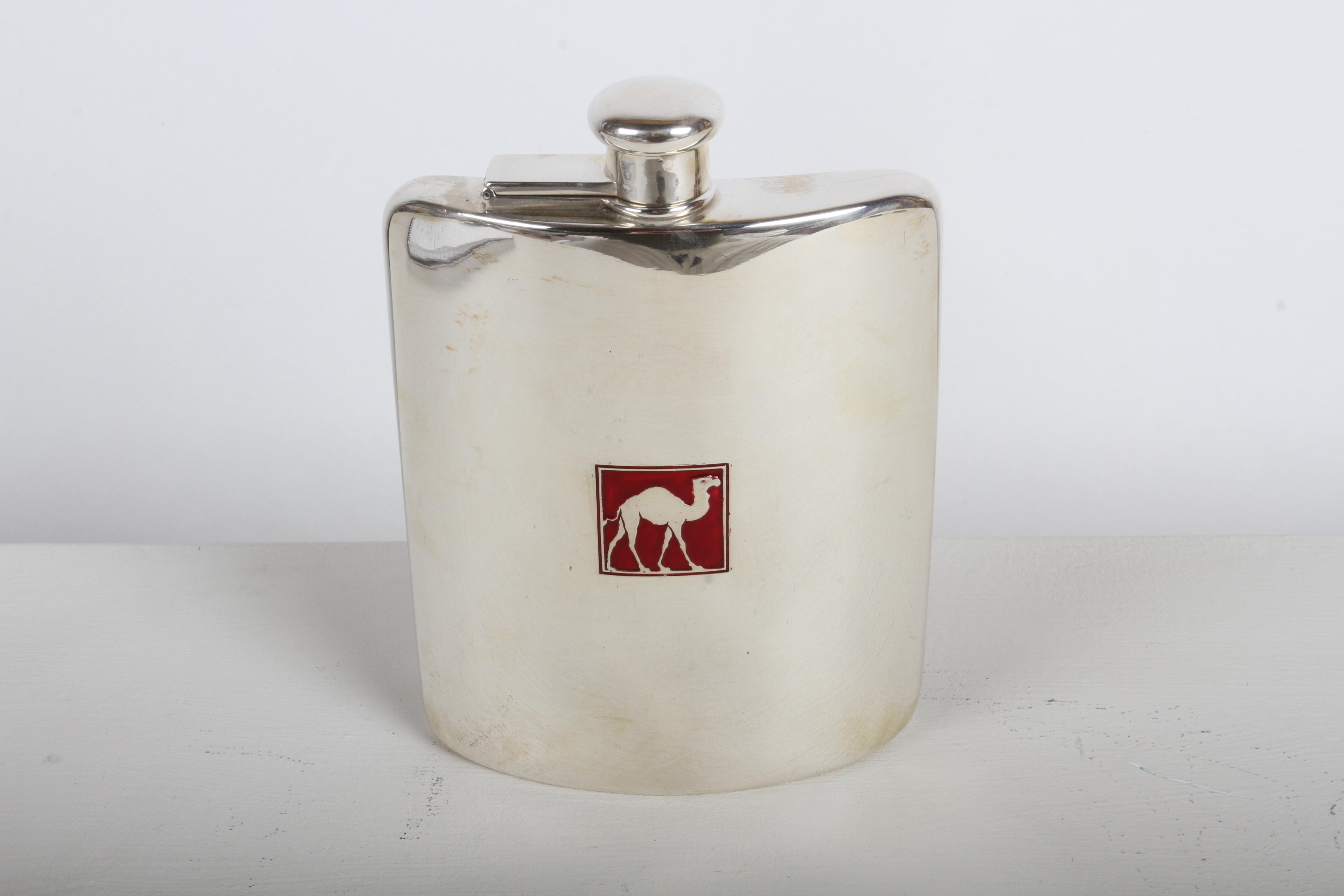 Diese hübsche Sterlingsilberflasche im modernen Art-déco-Stil wurde von Tiffany & Co. in New York um 1922 hergestellt. 

Dies ist ein klassischer Flachmann der führenden amerikanischen Silberschmiede Tiffany & Co. mit ungewöhnlichem Dekor. Diese