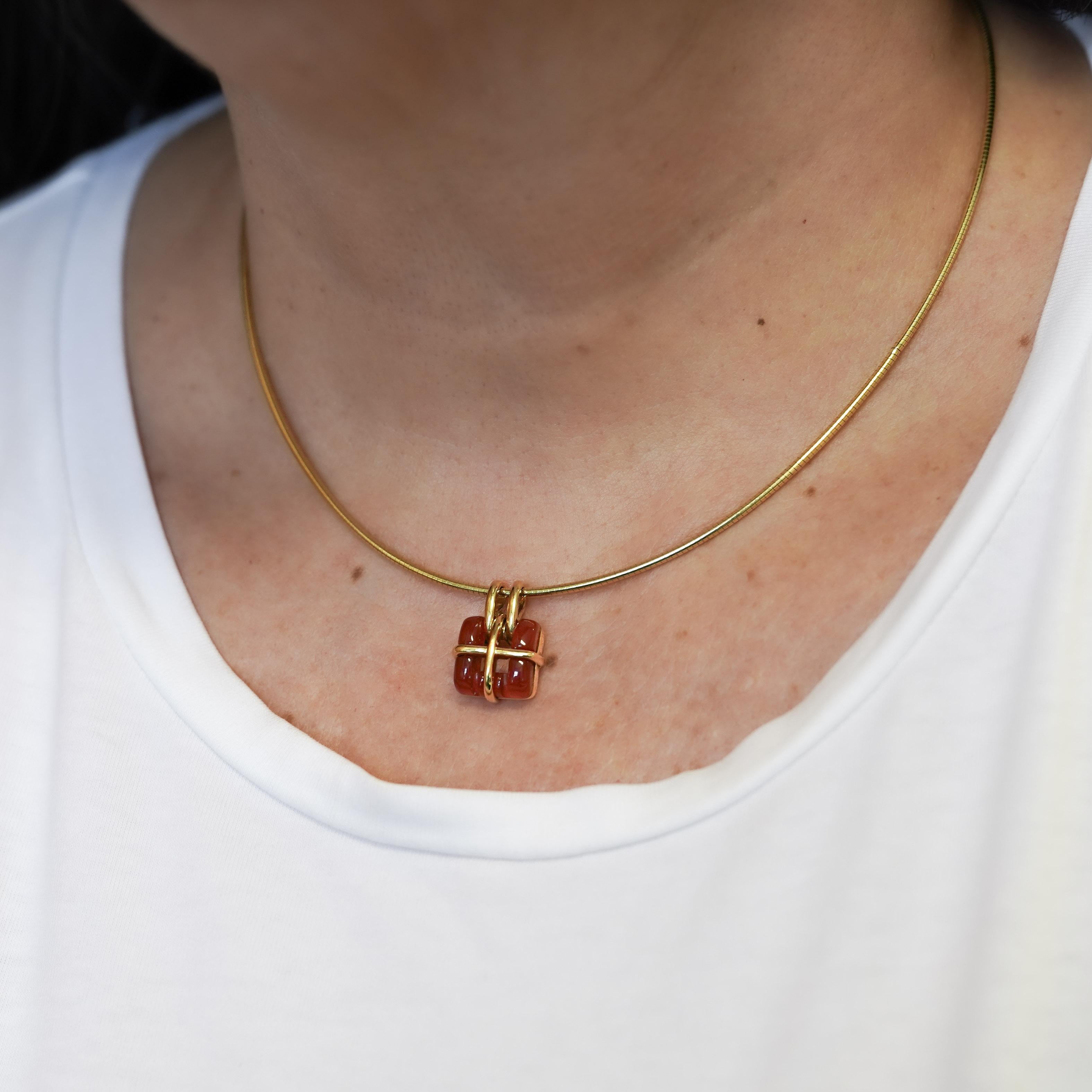 Tiffany & Co. Colgante de Cornalina en Collar de Cadena de Serpiente de Oro de 18K 4
