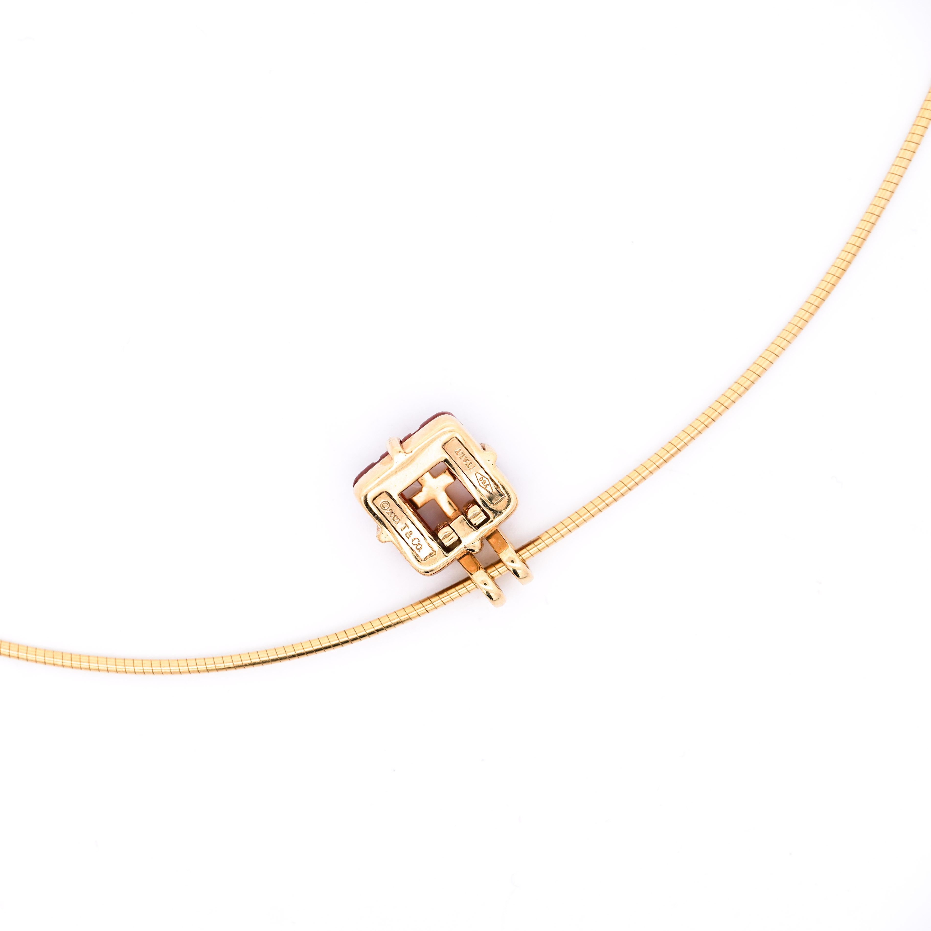 Tiffany & Co. Colgante de Cornalina en Collar de Cadena de Serpiente de Oro de 18K 2