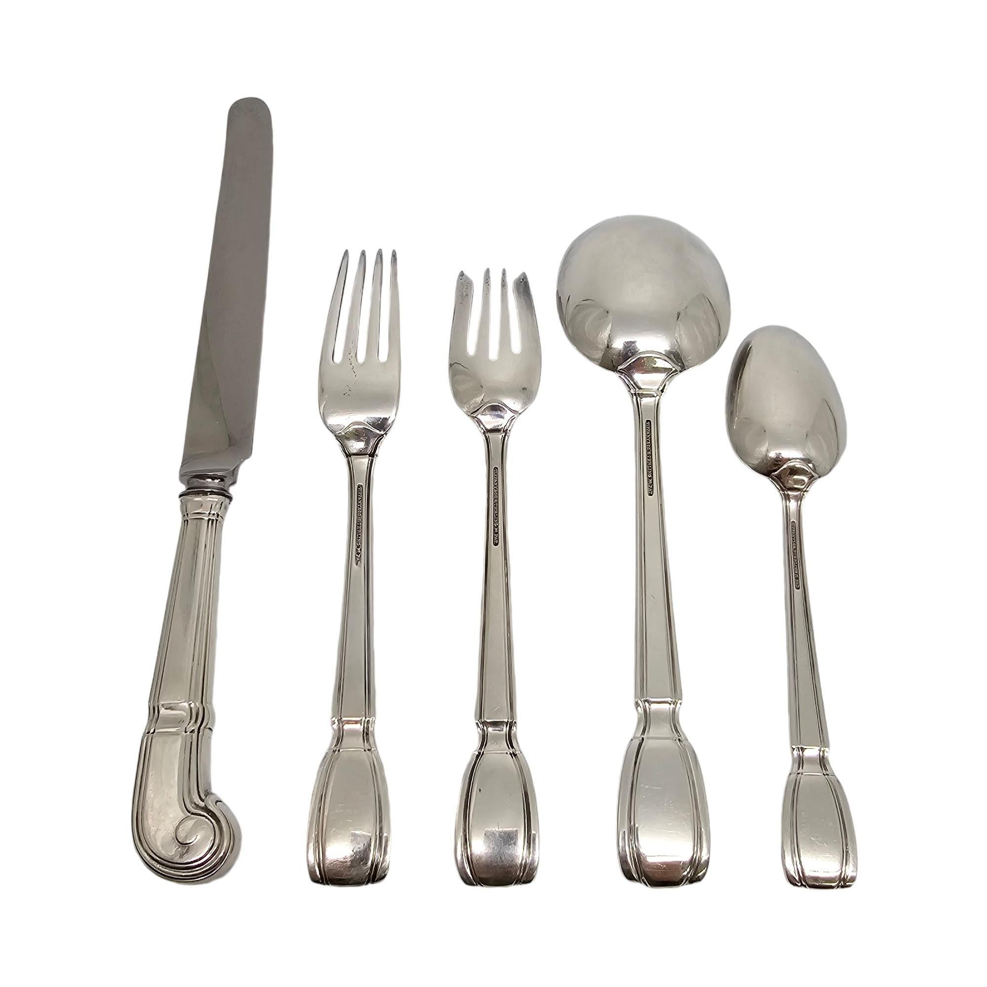 Servizio di 5 coperti in argento sterling di Tiffany & Co. con motivo castigliano e monogramma.

Monogram sembra essere HCD

Il modello Castilian è stato disegnato da Arthur LeRoy Barney e introdotto nel 1929. Questo servizio da tavola da 5 pezzi