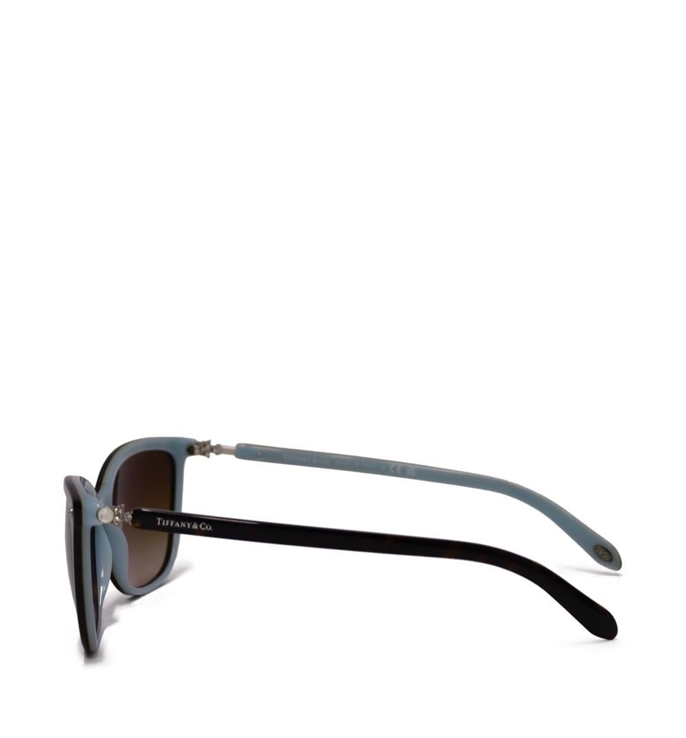 Tiffany & Co. Cat Eye Square Sunglasses , Featuring tinted gradient brown lenses, 100% UV protection and Logo at temples.

Hardware: Plastic.
Lens: Brown
Lens Width: 55 mm
Lens Bridge:17 mm
Arm Length:140 mm
Overall Condition: Good
*Includes