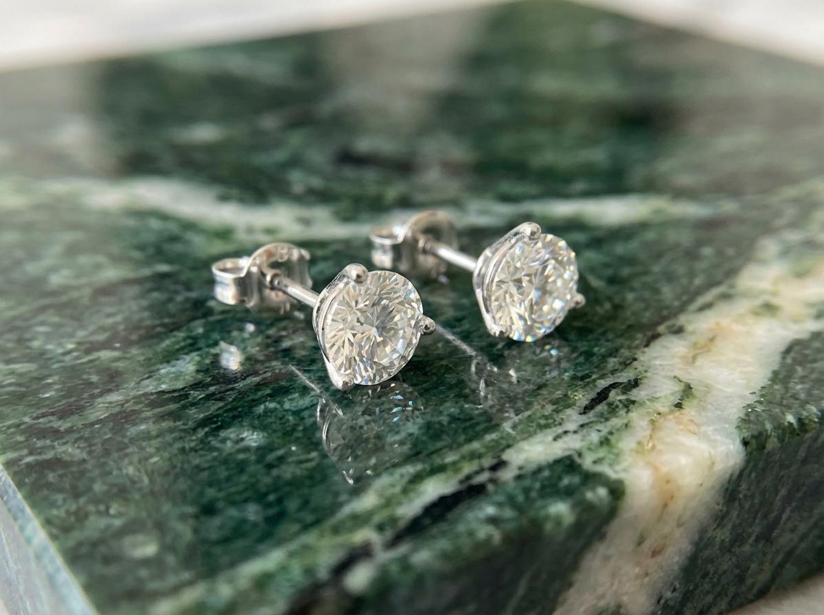 Contemporain Tiffany & Co. Cert. Boucles d'oreilles en diamant d'un poids total de 2,00 carats, pureté VVS2 en vente