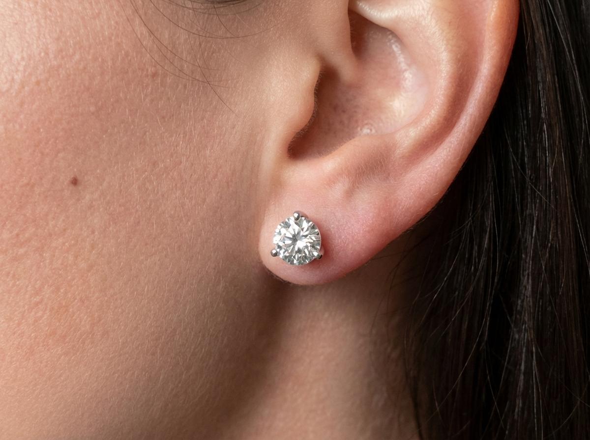 Taille ronde Tiffany & Co. Cert. Boucles d'oreilles en diamant d'un poids total de 2,00 carats, pureté VVS2 en vente