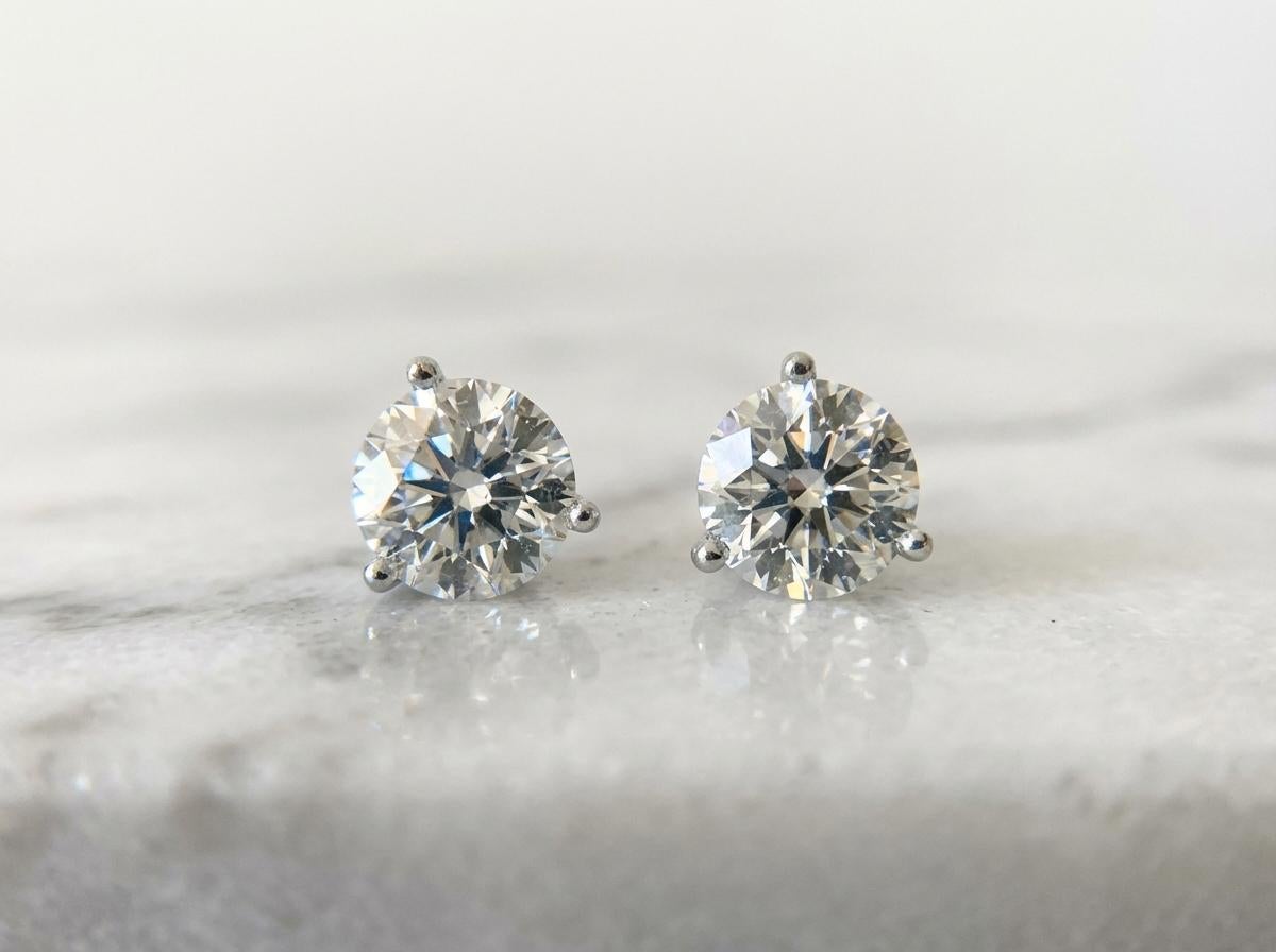 Tiffany & Co. Cert. Boucles d'oreilles en diamant d'un poids total de 2,00 carats, pureté VVS2 Excellent état - En vente à Chicago, IL