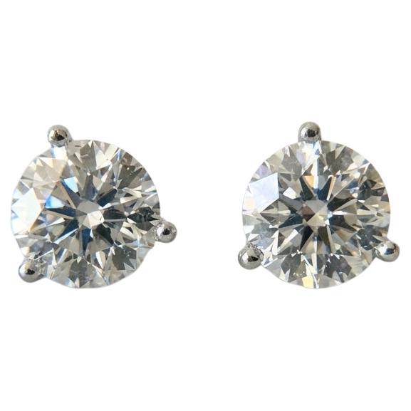 Ces superbes boucles d'oreilles en diamant Tiffany & Co. présentent deux diamants ronds de taille brillant certifiés individuellement, pesant chacun 1,00 carat, pour un total de 2,00 carats. Les deux diamants témoignent du savoir-faire renommé de