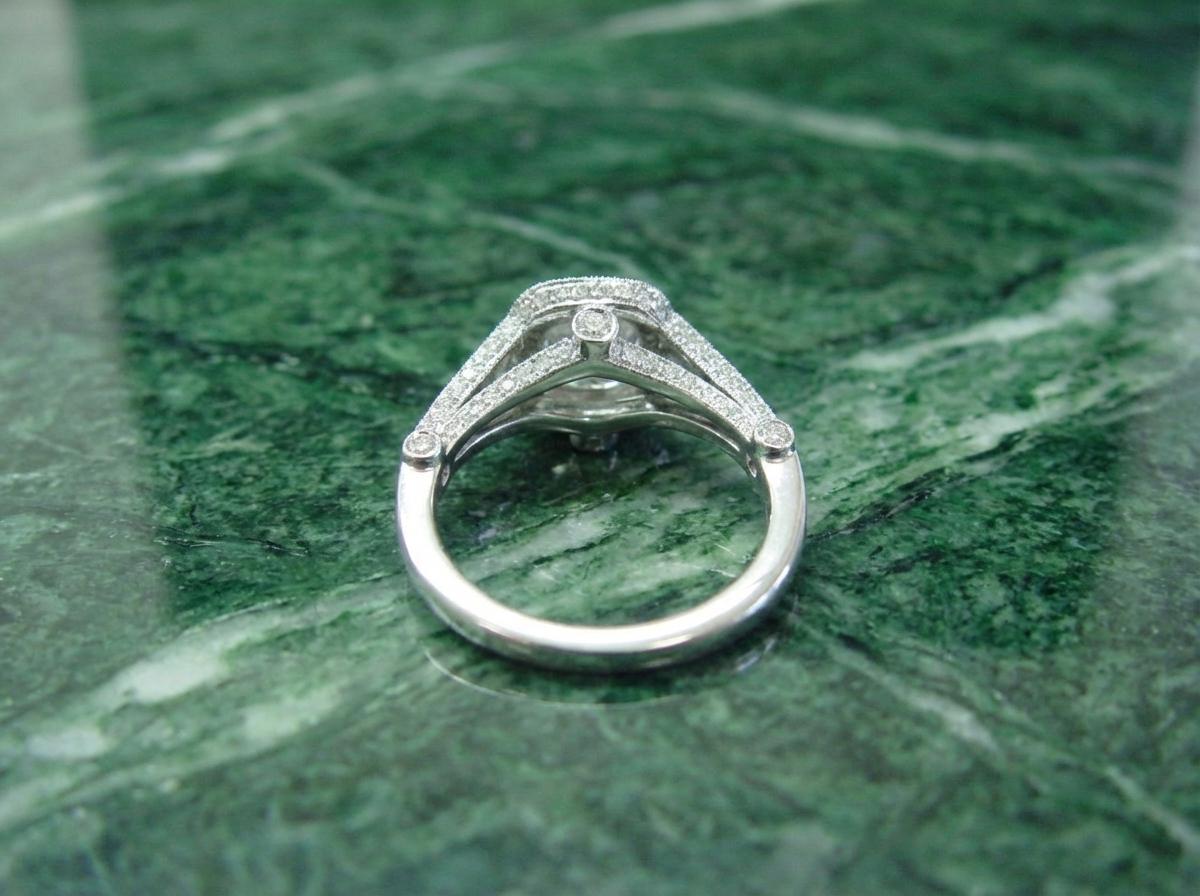 Este magnífico anillo de compromiso de diamantes Tiffany & Co. presenta un diamante natural talla cojín de 1,10 quilates, certificado por Tiffany & Co. La piedra central es un Brillante Modificado bellamente tallado y muestra un extraordinario Color