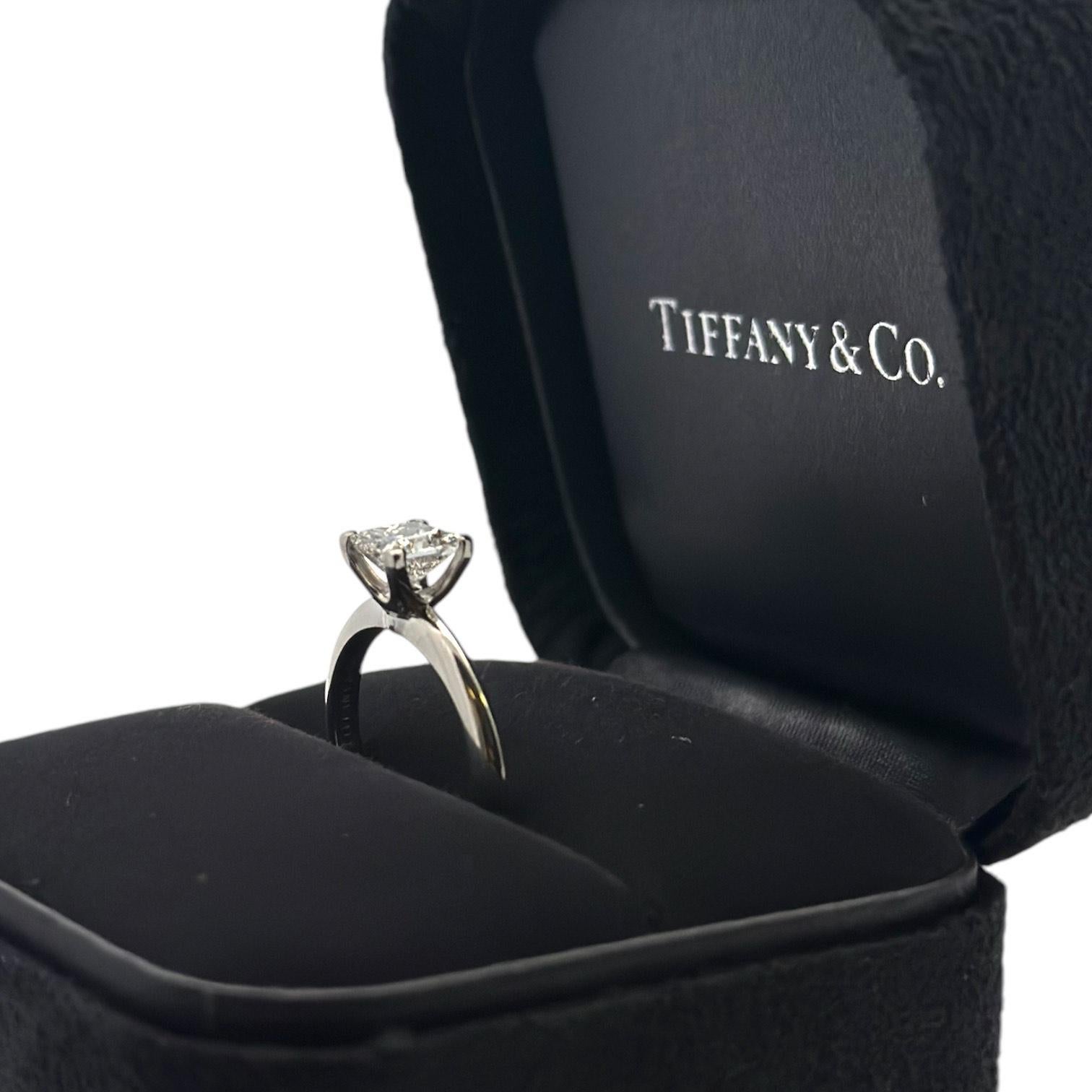 Tiffany & Co. Certificate .93CT F VVS2 Platinum Solitaire Engagement Ring In Excellent Condition For Sale In Newton, MA