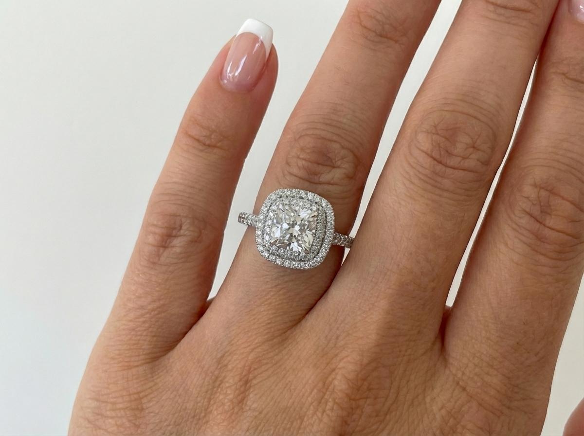 Taille coussin Tiffany & Co. Bague en platine avec diamant coussin certifié de 1,72 ct. en vente