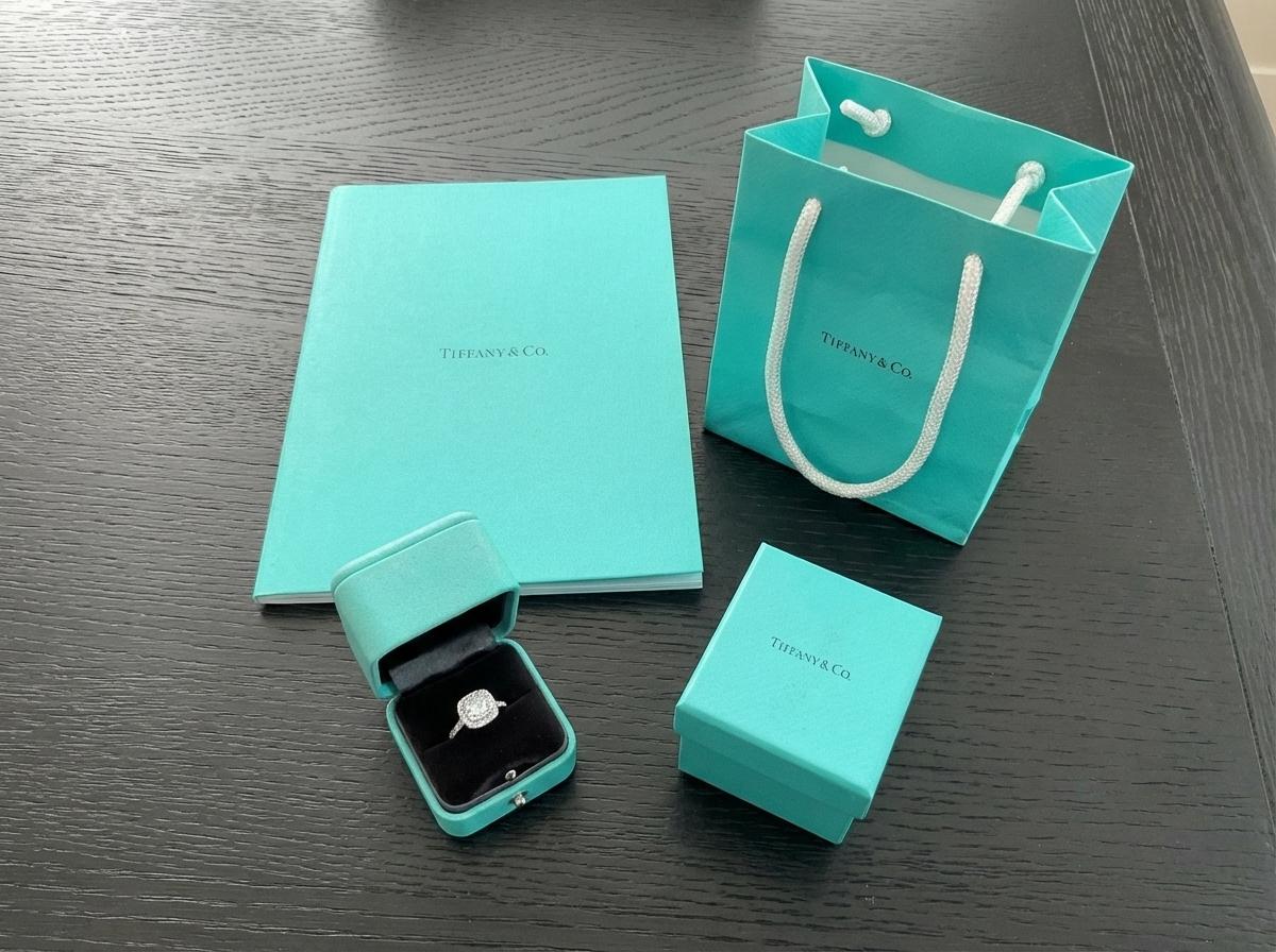 Tiffany & Co. Bague en platine avec diamant coussin certifié de 1,72 ct. Excellent état - En vente à Chicago, IL