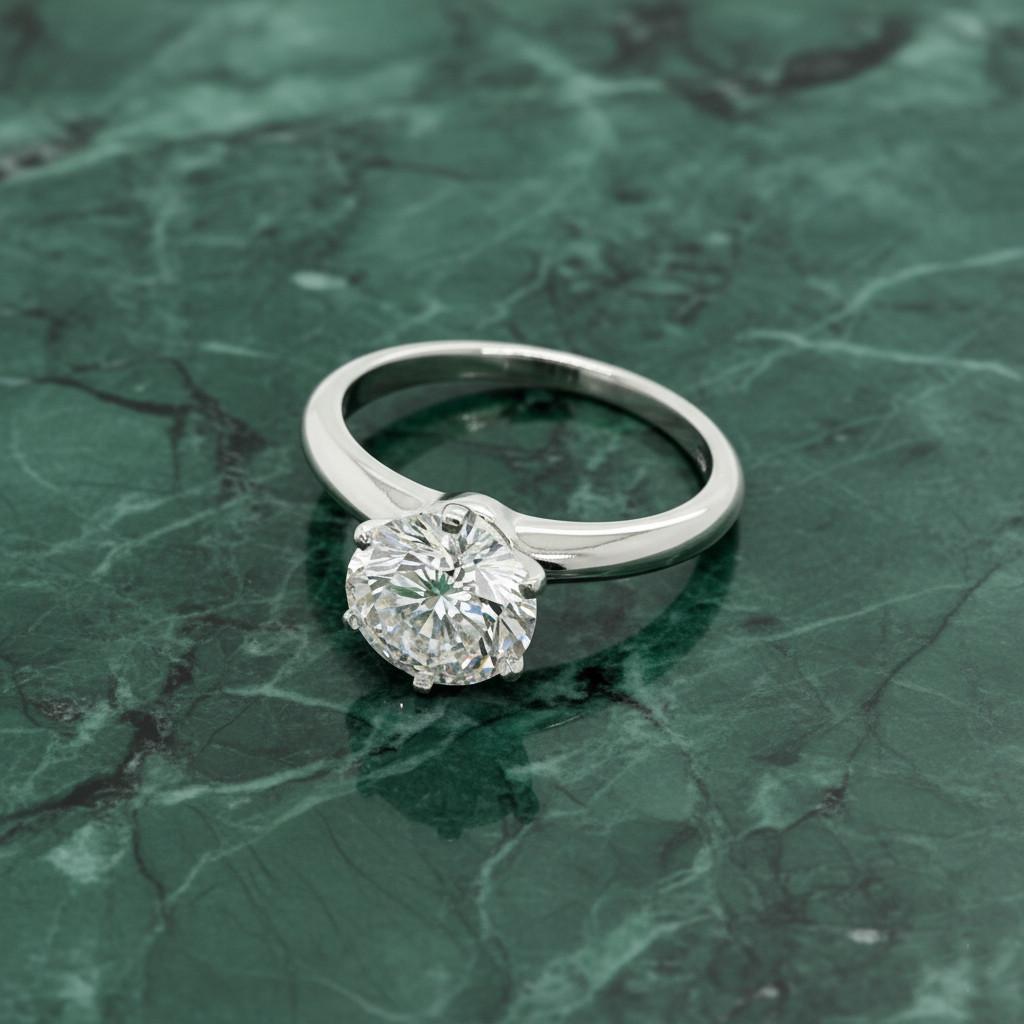 Accompagnée de son certificat de diamant original de Tiffany & Co., cette exquise bague solitaire en platine présente un superbe diamant rond de taille brillant d'un raffinement exceptionnel. Le diamant est de couleur D, ce qui représente le plus