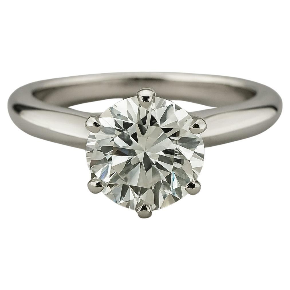 Tiffany
Co. Bague solitaire en platine certifié avec diamant rond brillant