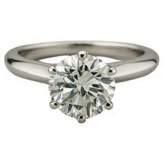 Tiffany
Co. Bague solitaire en platine certifié avec diamant rond brillant