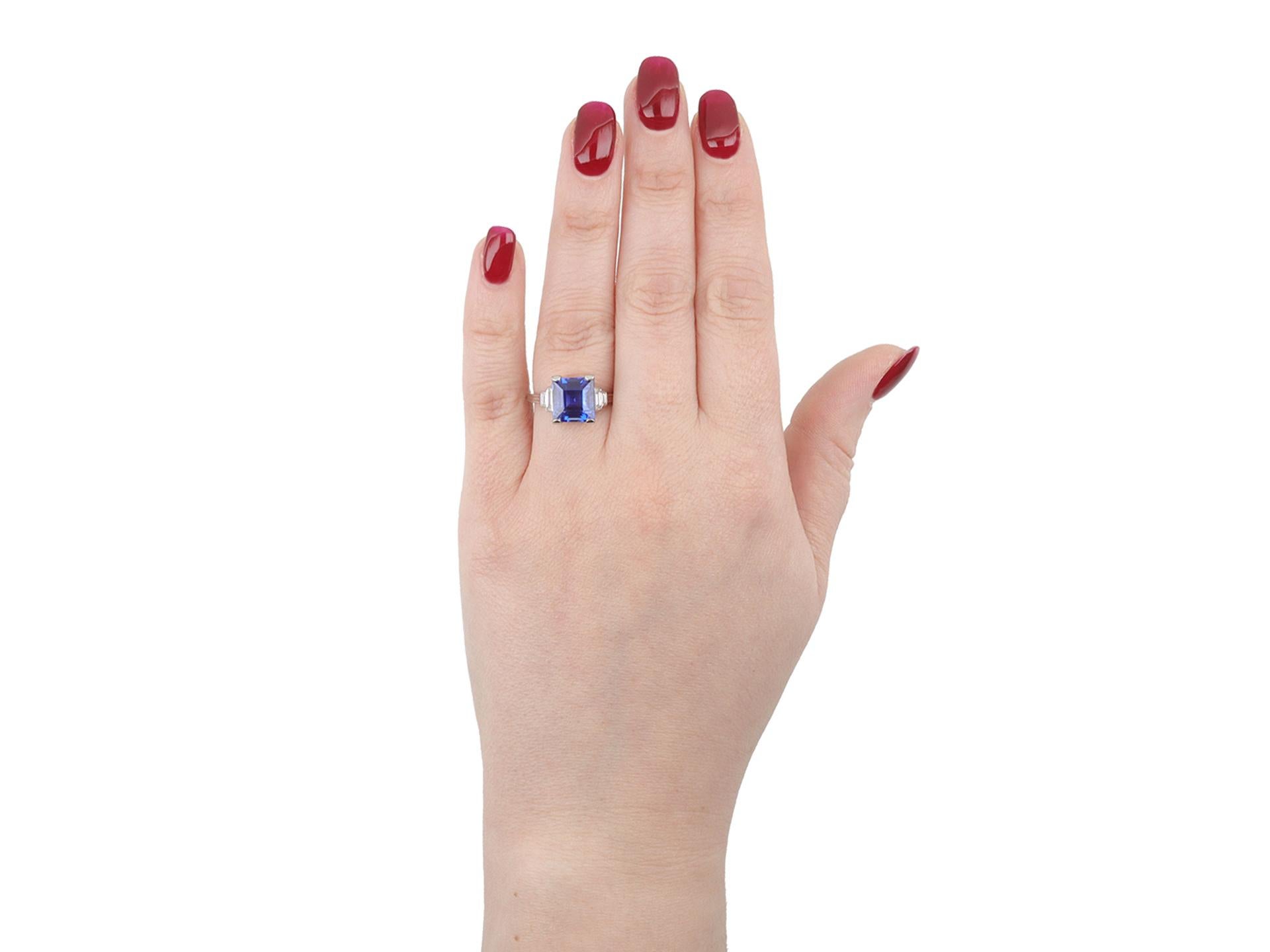 Tiffany & Co. Ceylon sapphire and diamond flanked solitaire ring, American, circ In Good Condition For Sale In London, GB