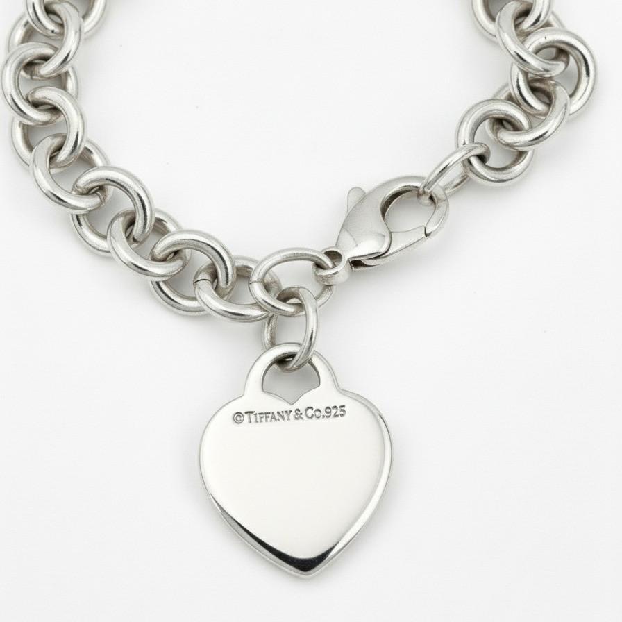 Tiffany & Co. Pulsera de cadena con dije de corazón en plata de ley en Bueno estado para la venta en Aventura, FL