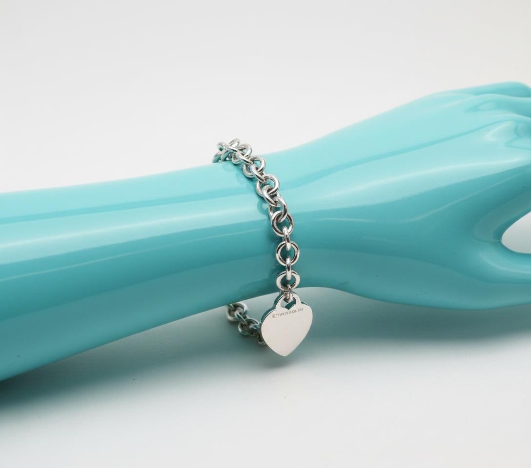 Tiffany & Co. Pulsera de cadena con dije de corazón en plata de ley en venta 4