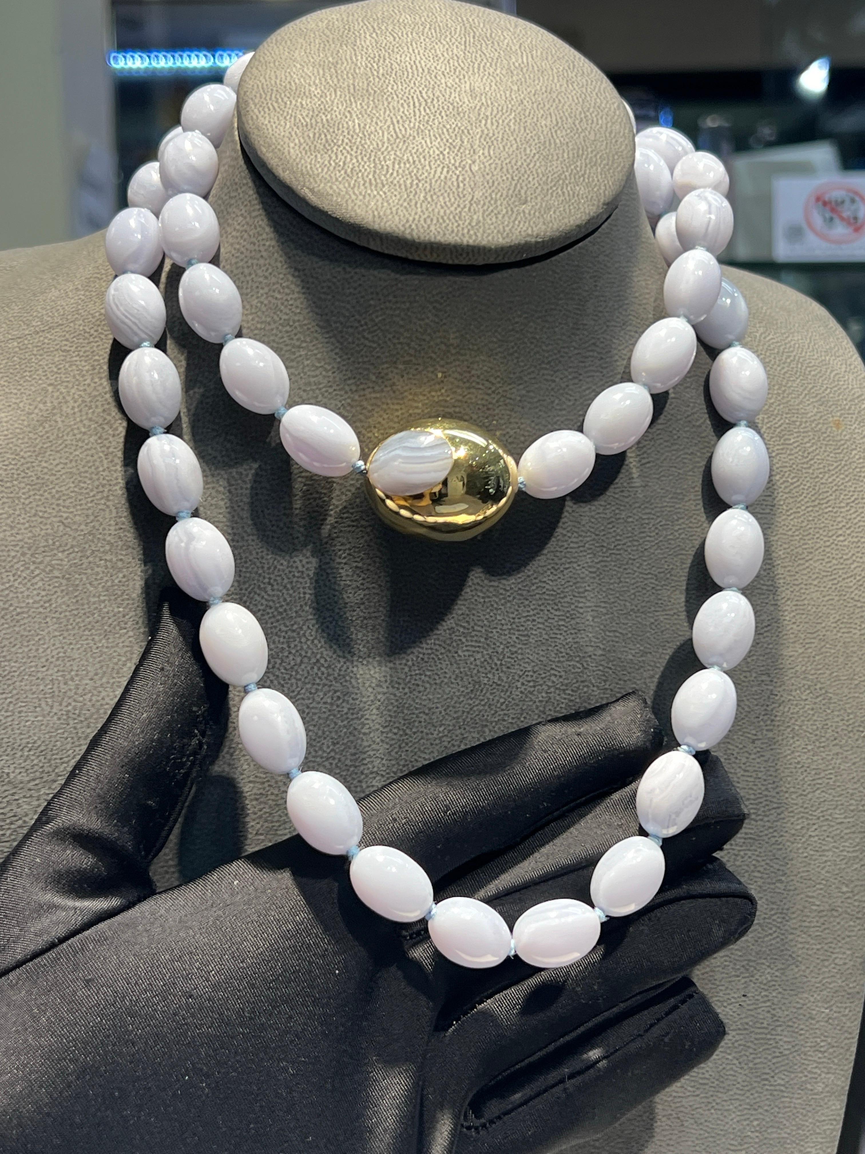 Tiffany & Co - Collier de perles en calcédoine

Collier ovale en calcédoine de Tiffany & Co. comprenant 48 perles, dont une perle en or avec incrustation de calcédoine.

Les perles mesurent environ 12 mm 
Longueur approximative : 36