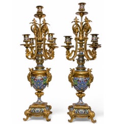 Tiffany & Co. Ensemble d'horloges en bronze et champlevé avec chandeliers